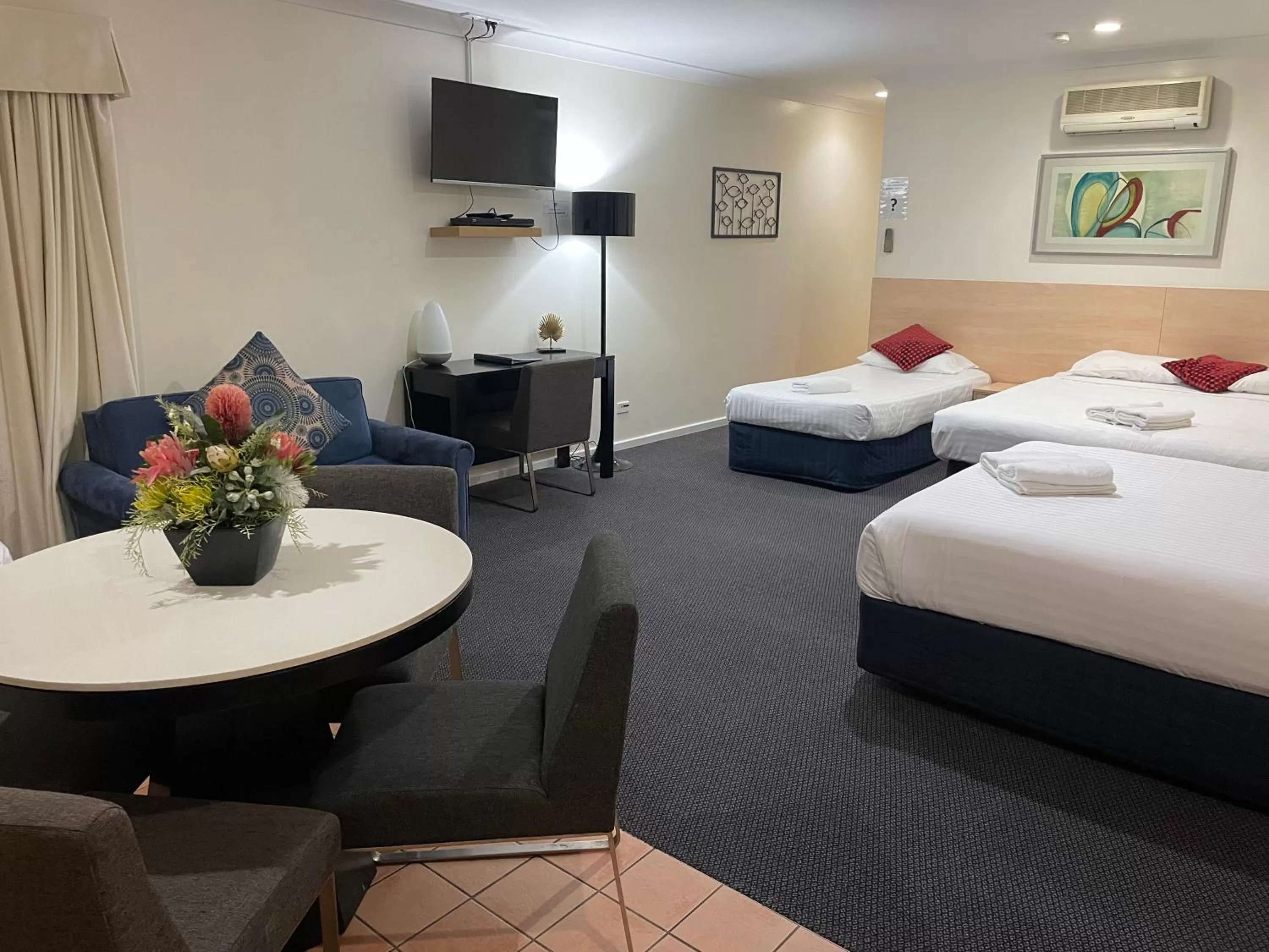 Bed in Lakeview Motor Inn