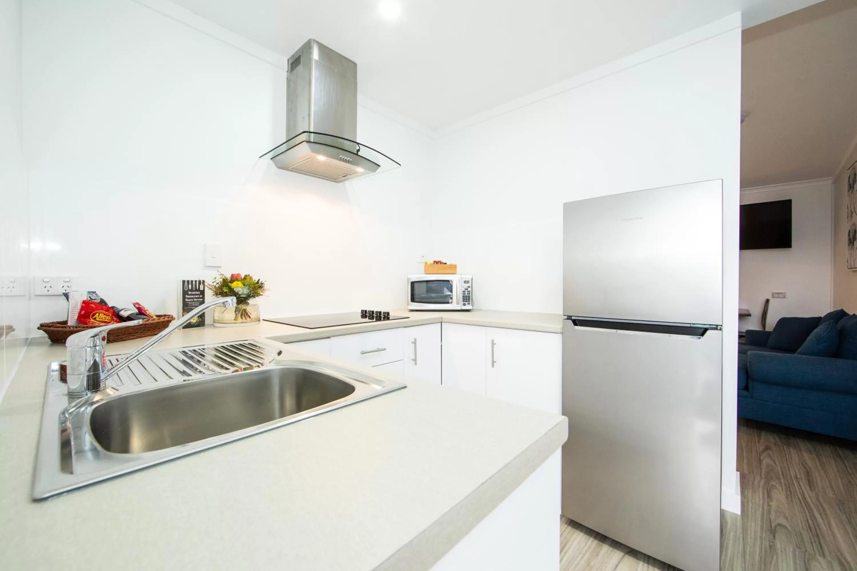 Kitchen or kitchenette in New England Motor Lodge