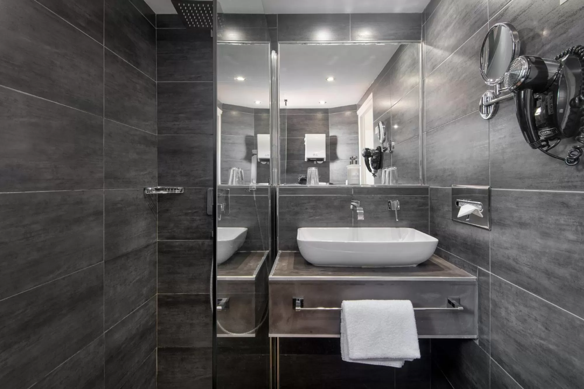 Shower in Hôtel Restaurant & Spa Plaisir