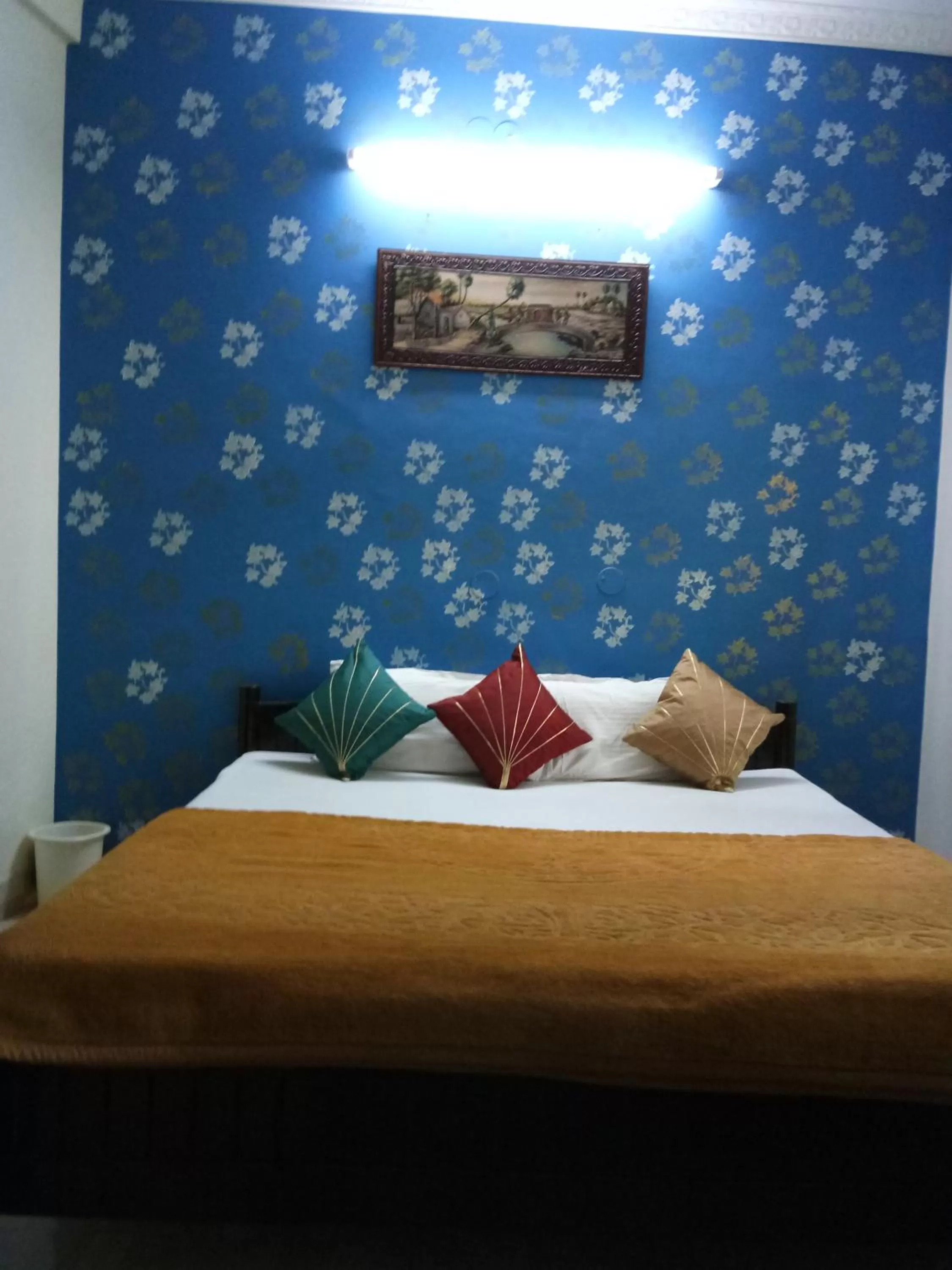 Photo of the whole room, Bed in Haveli Taragarh Palace