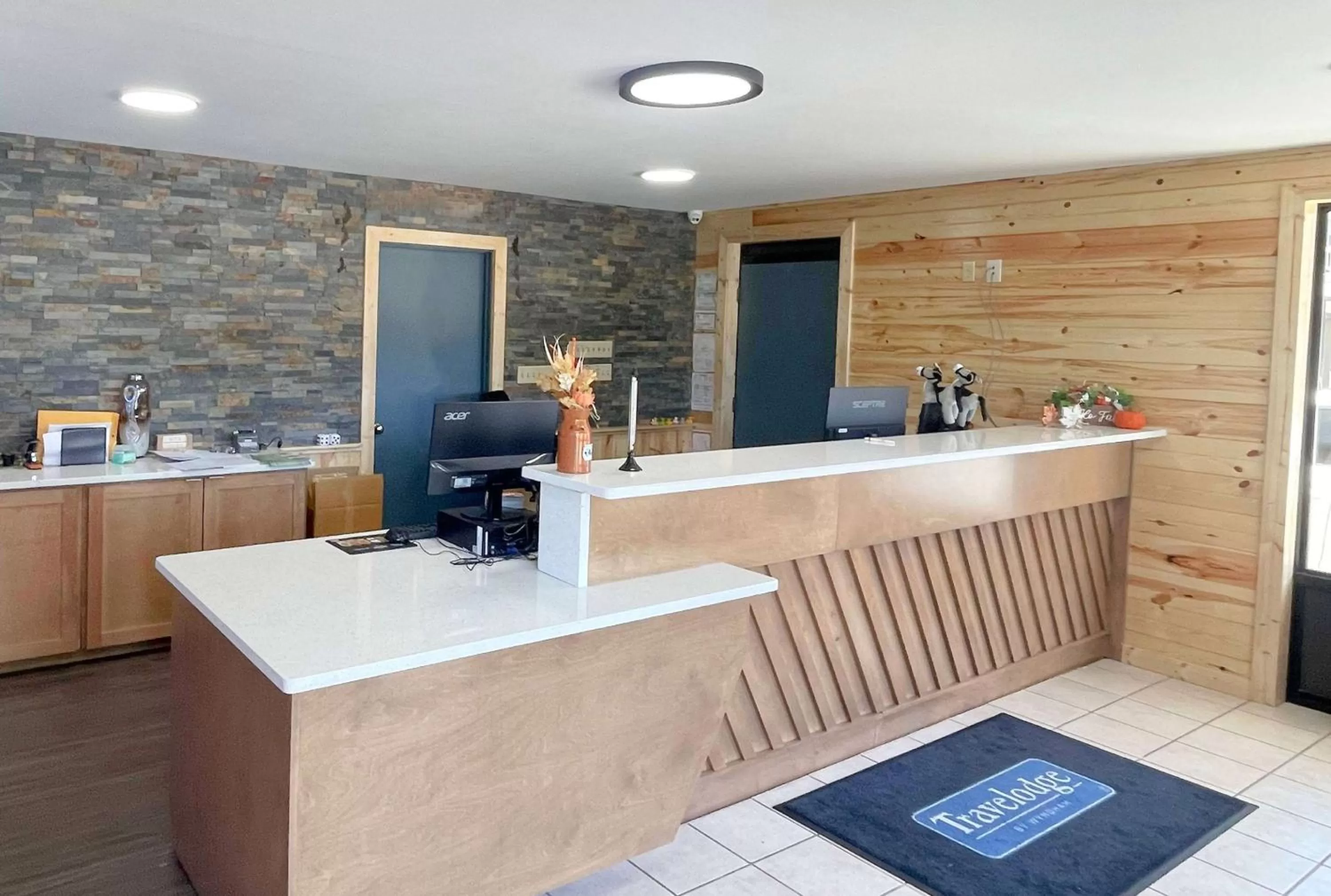 Lobby or reception in Travelodge by Wyndham Pigeon Forge Dollywood Lane