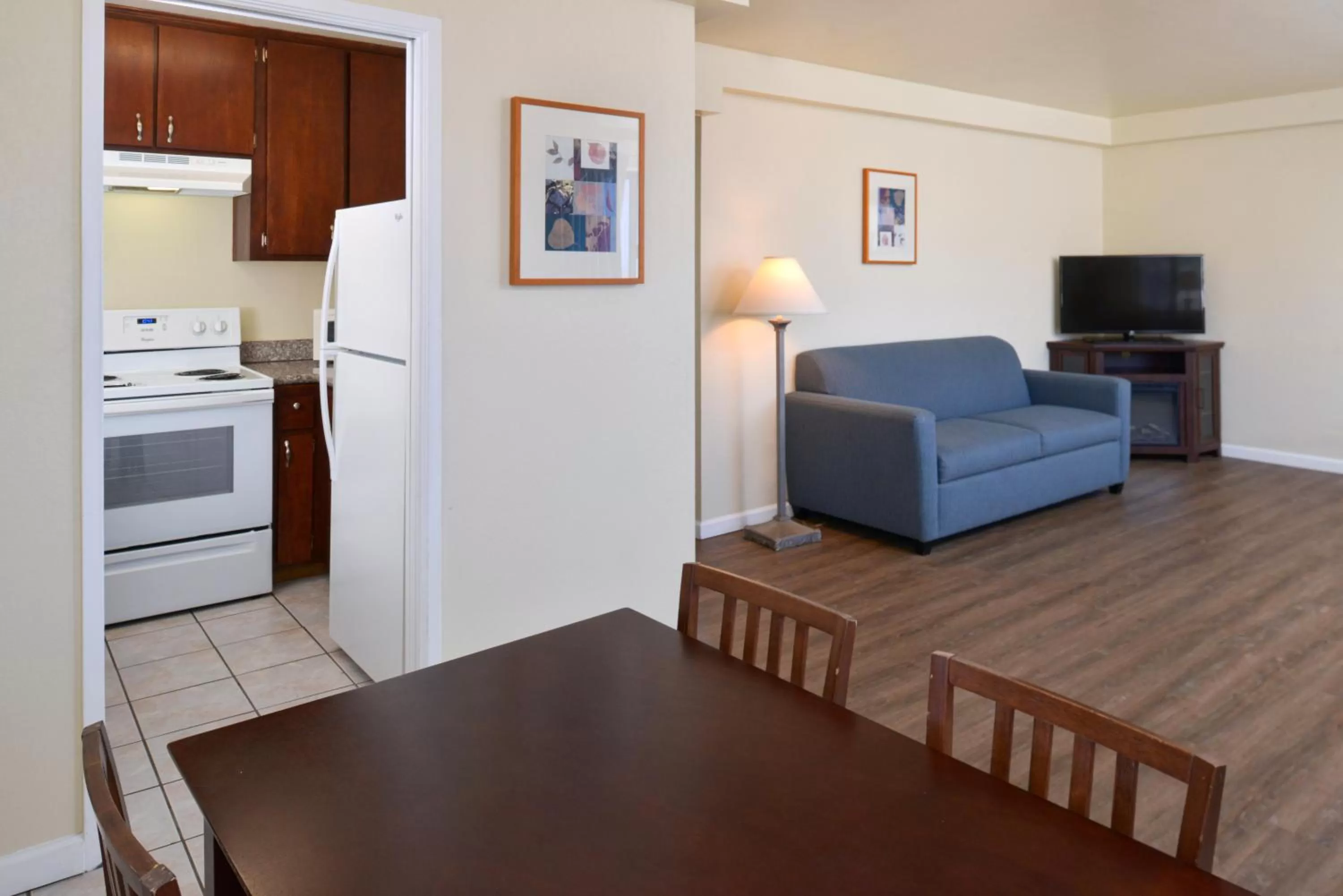 Kitchen or kitchenette in Edgewater Inn and Suites