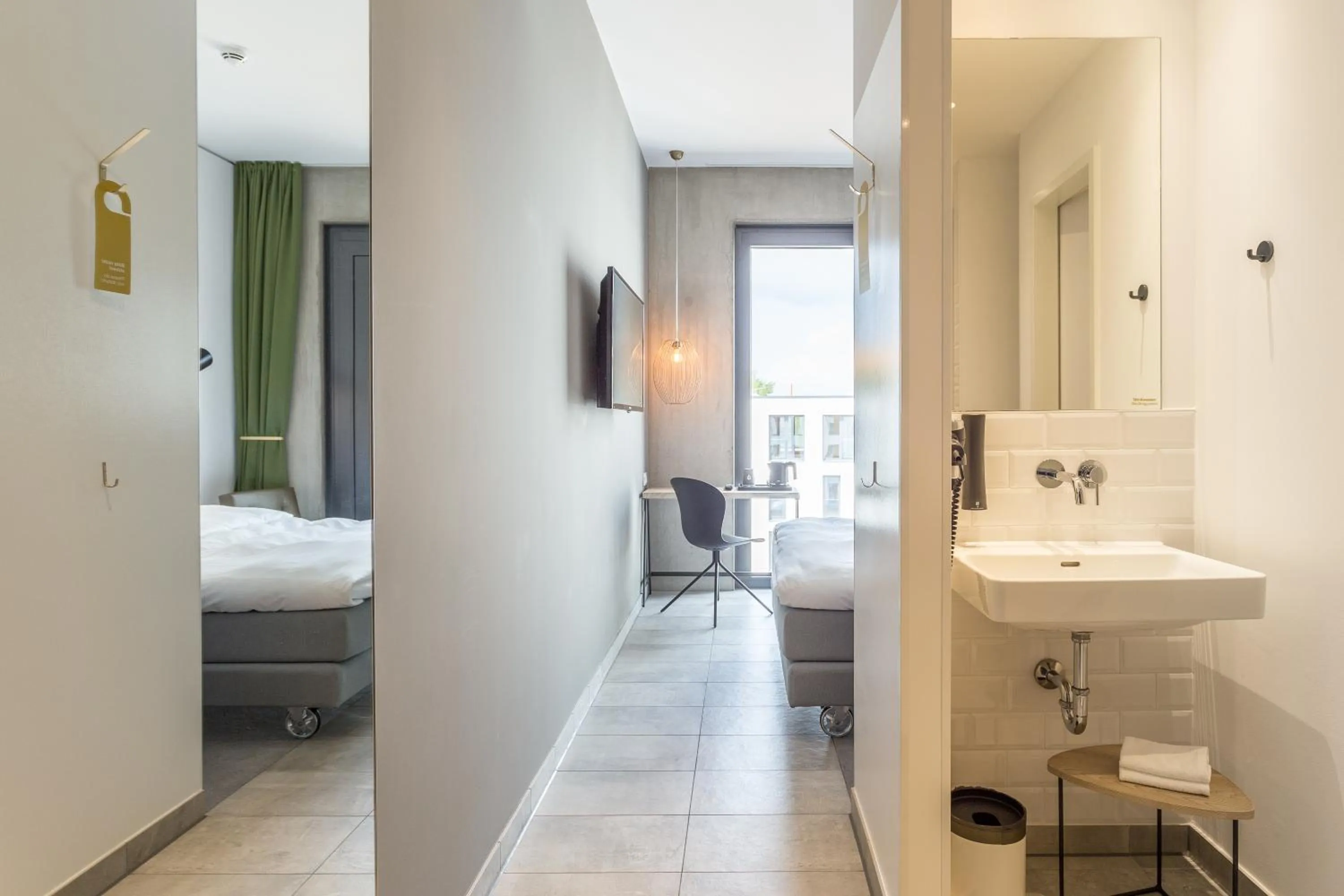 Photo of the whole room, Bed in gambino hotel CINCINNATI