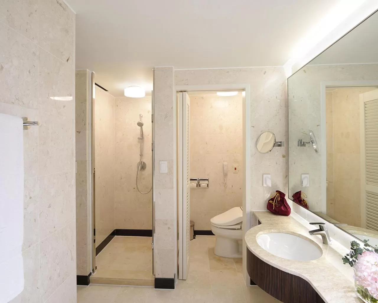 Bathroom in Ramada Plaza by Wyndham Jeju Ocean Front