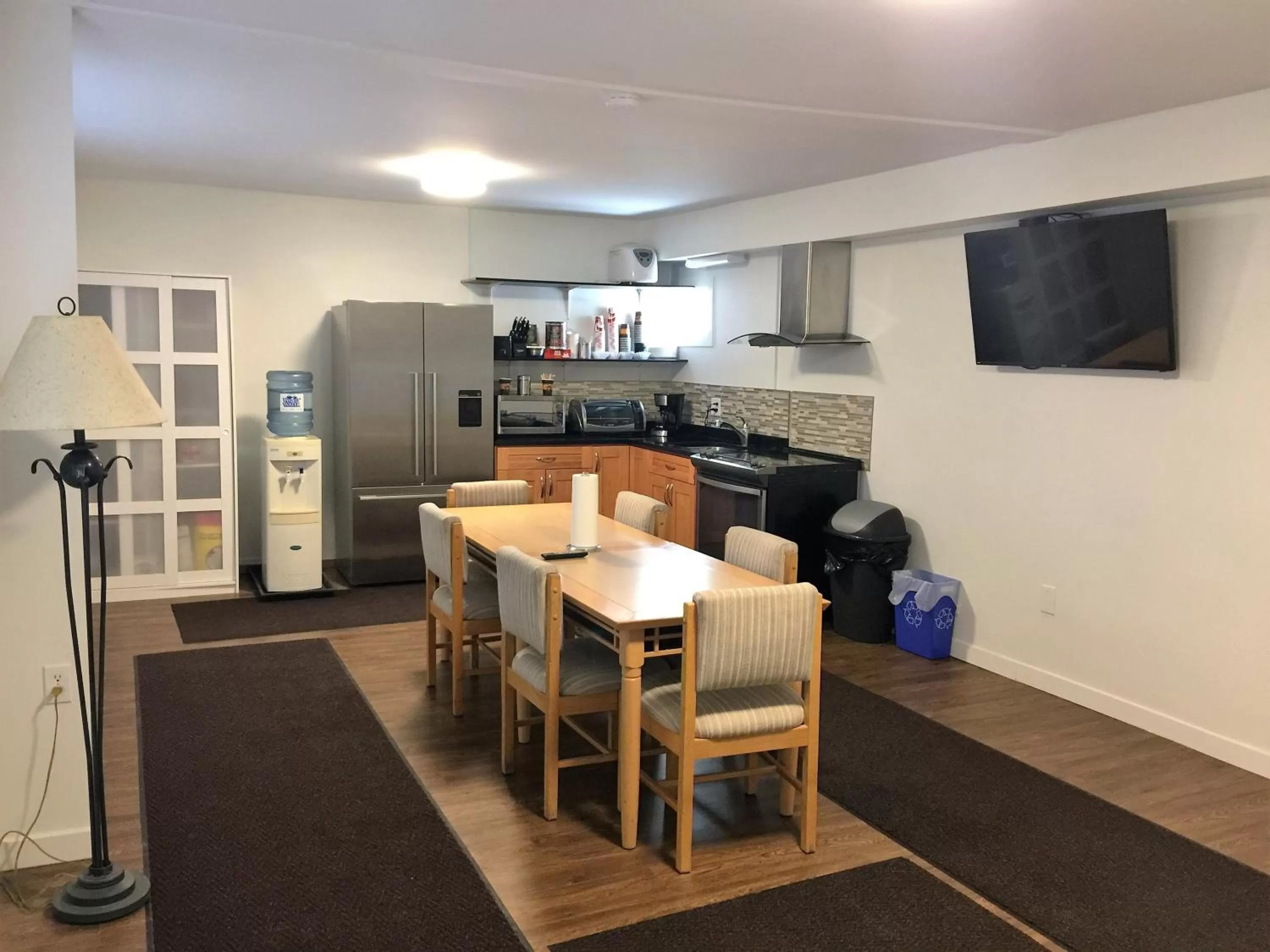 Communal lounge/ TV room in Sunset Motel