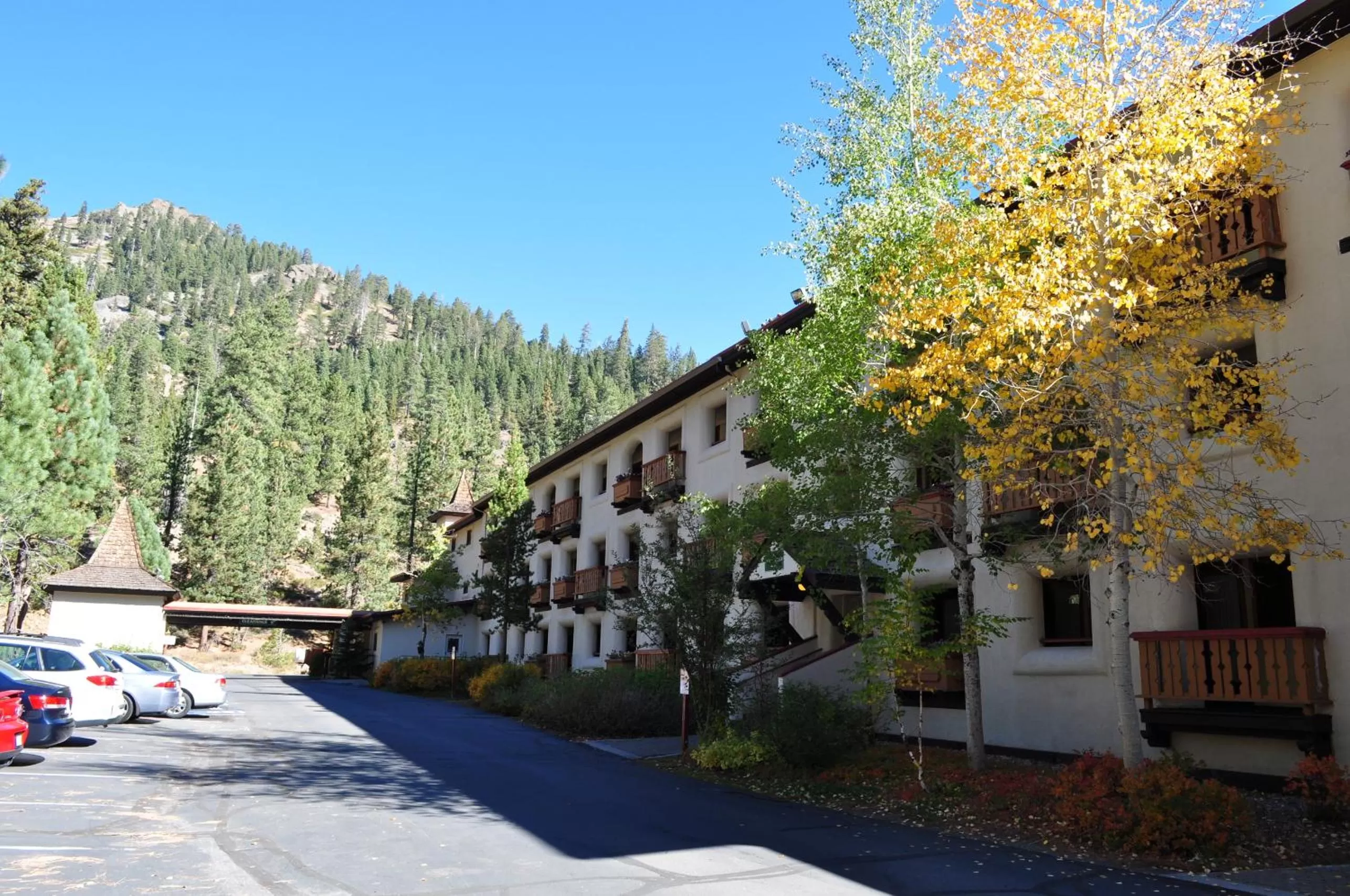 Parking in Olympic Village Inn Olympic Valley
