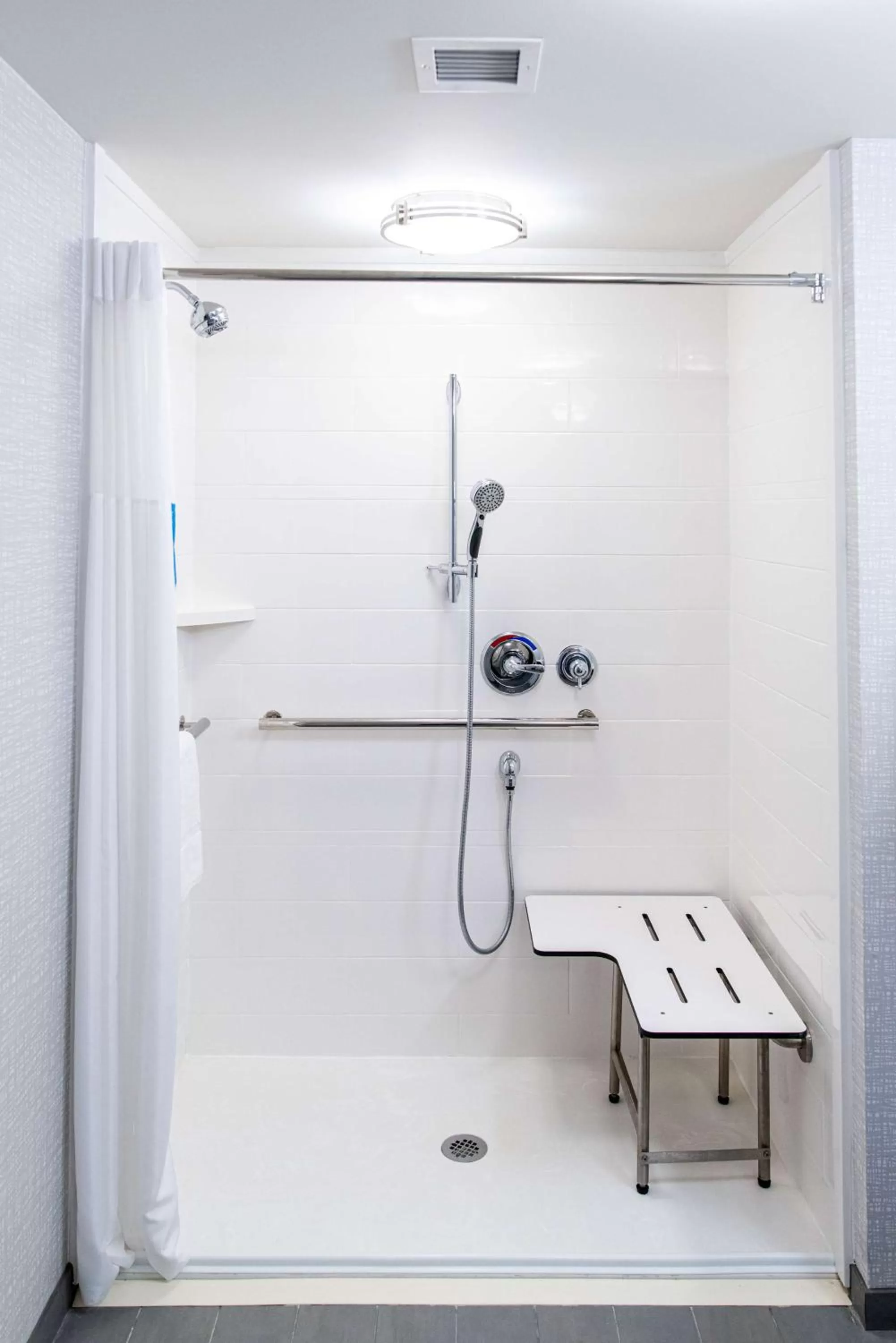 Bathroom in Hampton Inn Paris IL, IL