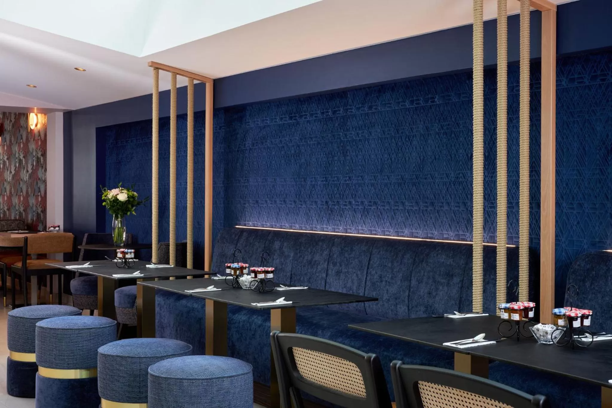 Restaurant/places to eat in Hôtel Tourisme Avenue