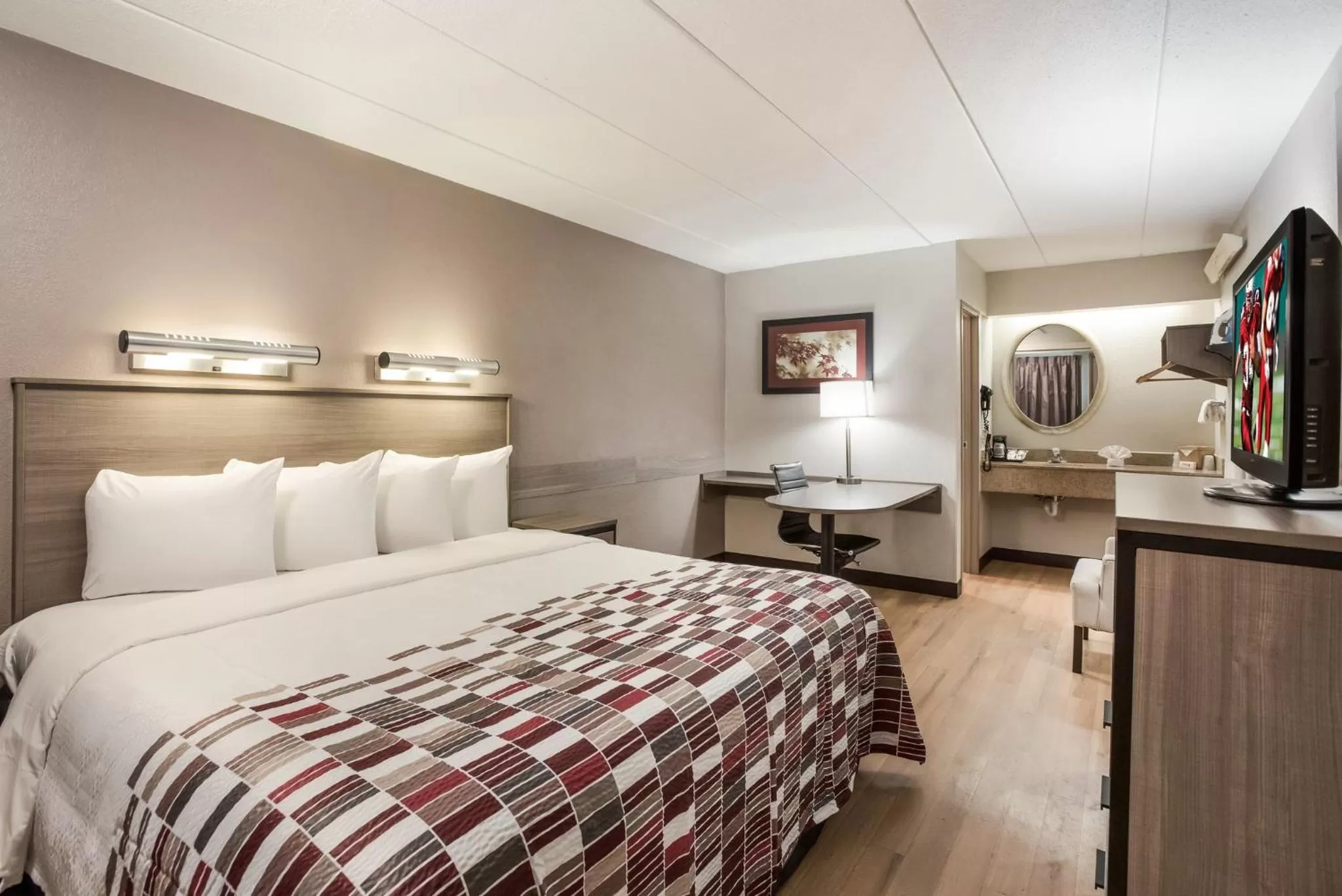 Photo of the whole room, Bed in Red Roof Inn Philadelphia - Trevose