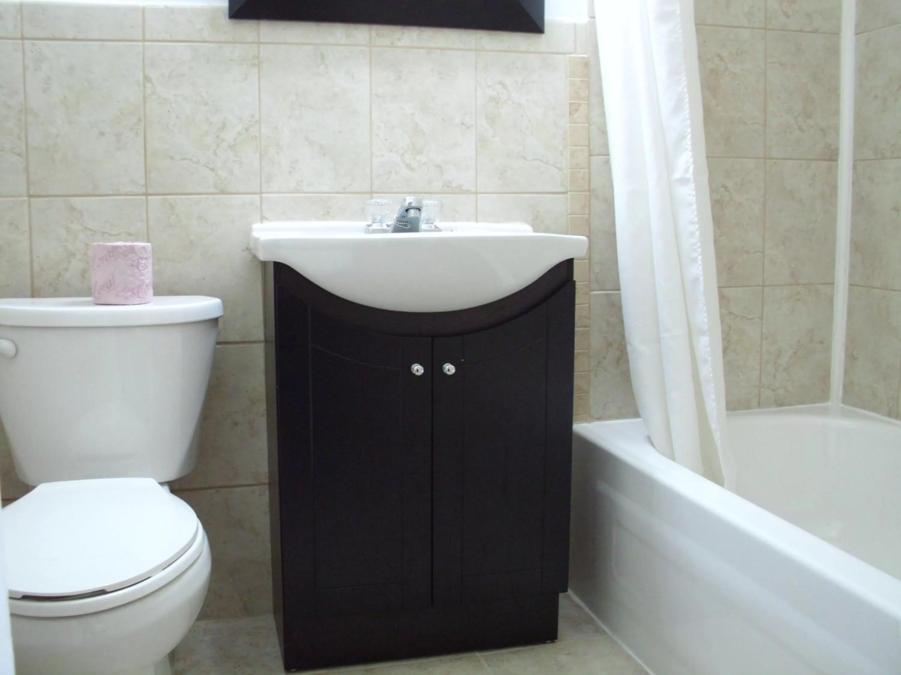 Bathroom in Knights Inn London Ontario