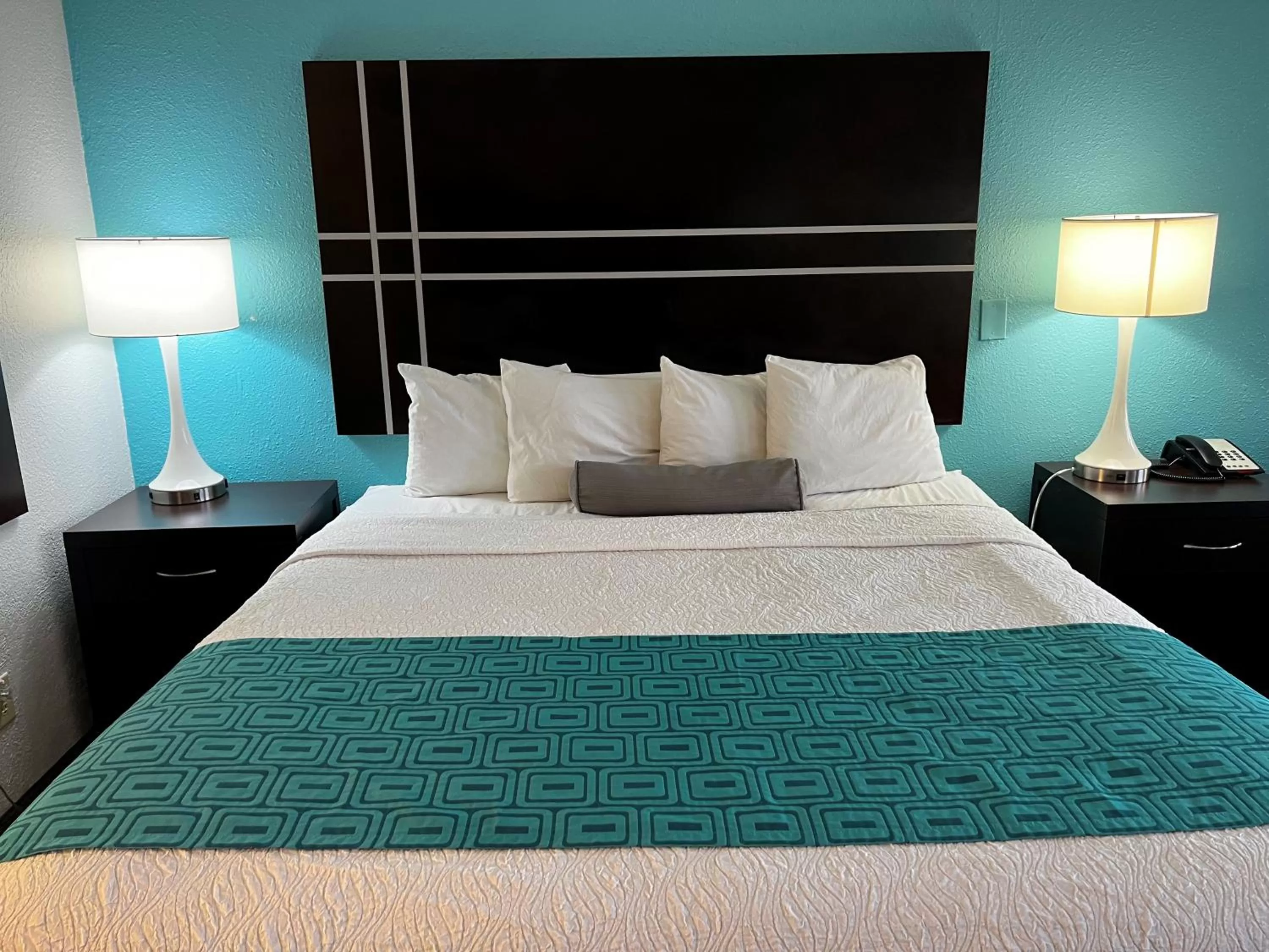 Bed in Howard Johnson by Wyndham Houston Heights Downtown