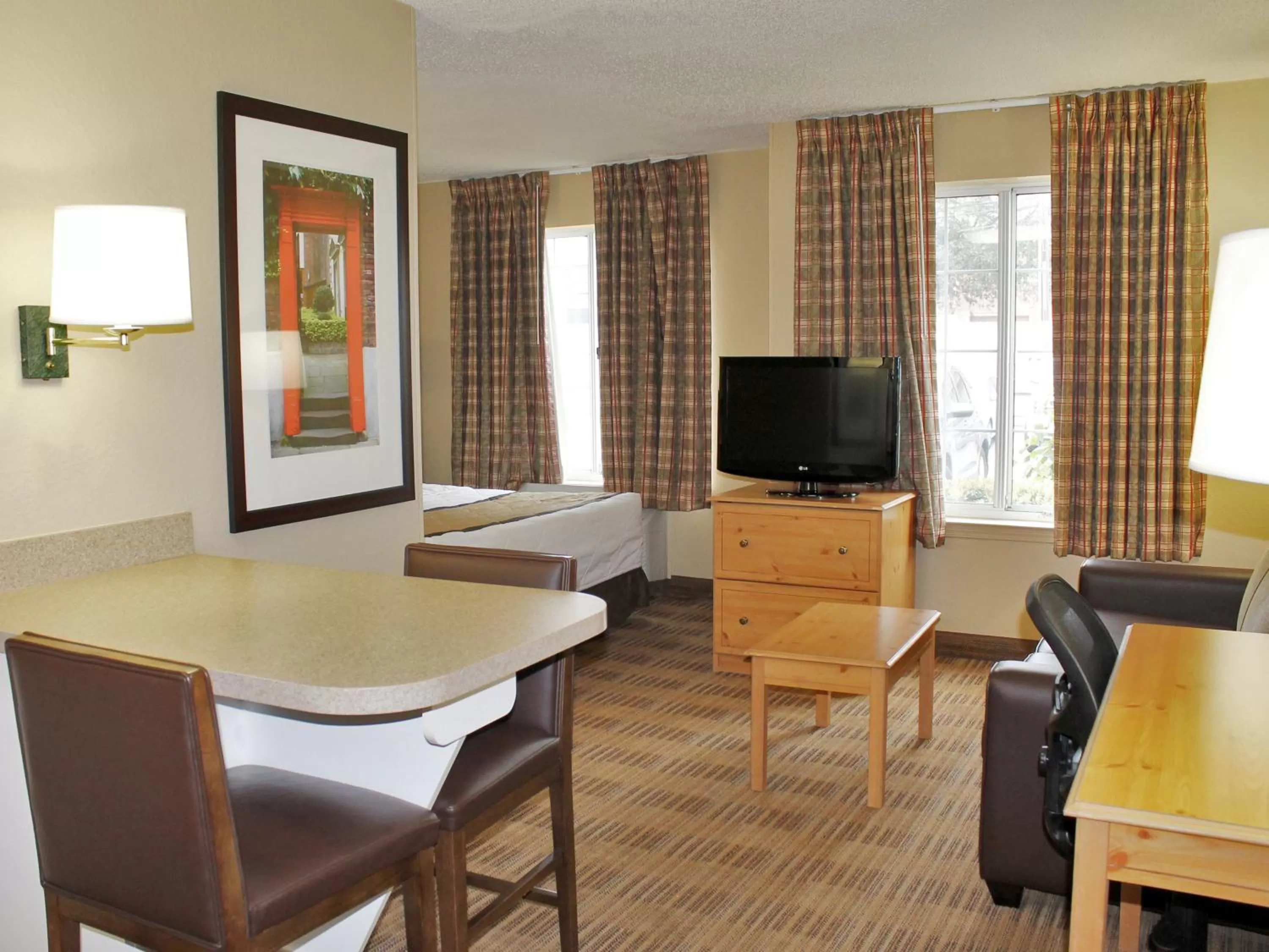 Bed in Extended Stay America Select Suites - Chicago - Westmont - Oak Brook