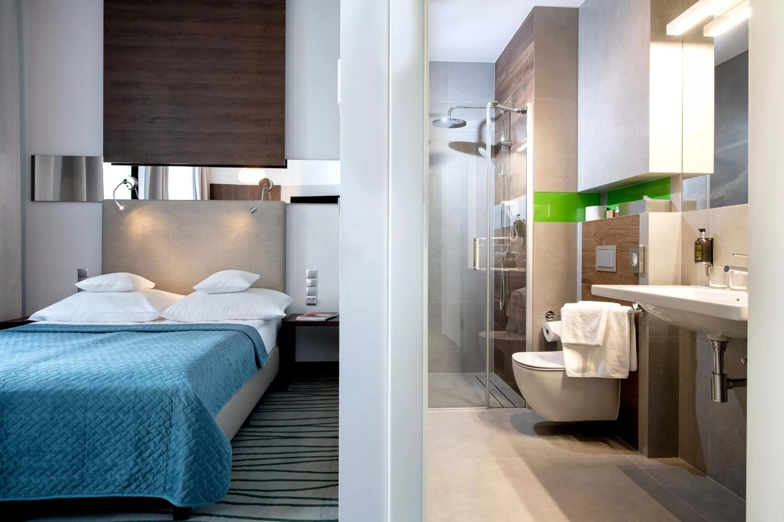 Bathroom, Bed in Plaza Boutique Hotel