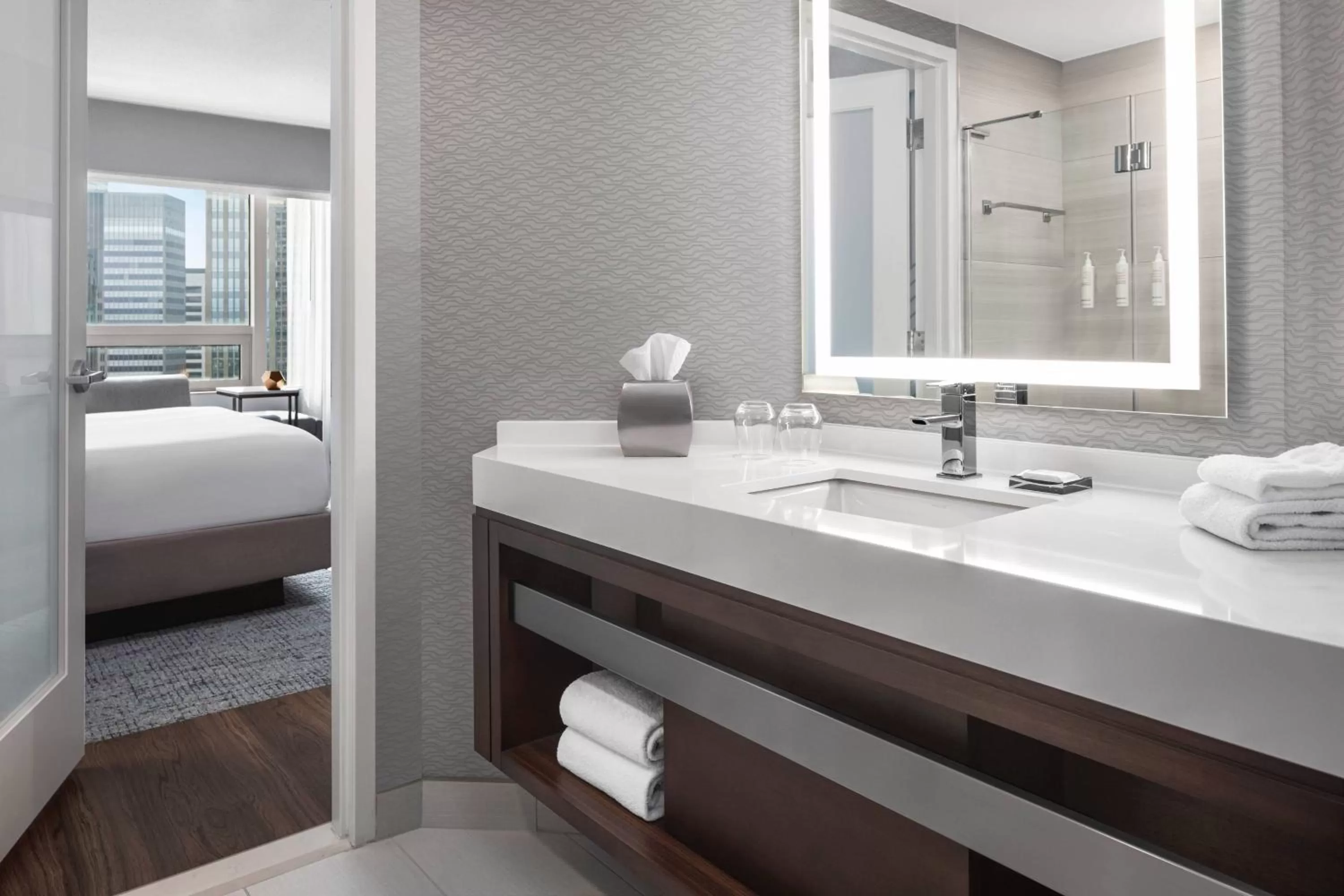 Bathroom, Bed in Minneapolis Marriott City Center