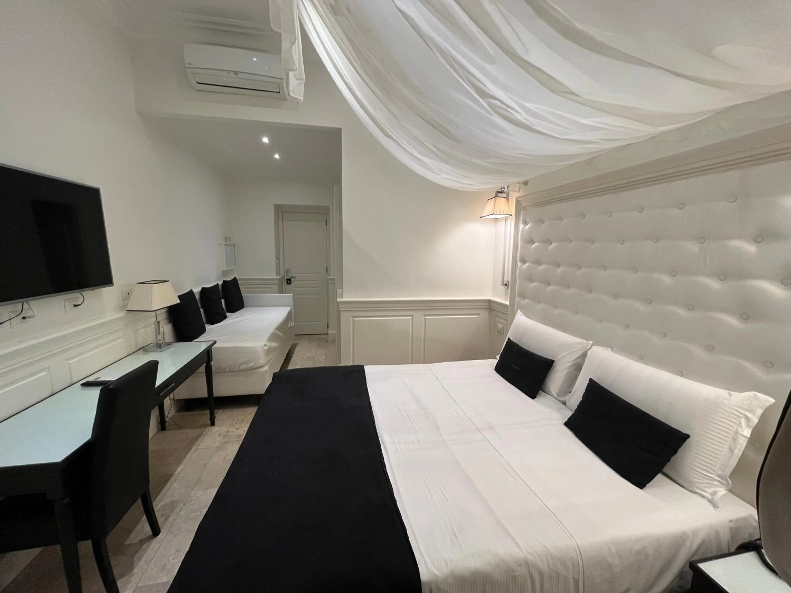 Bed in Hotel dei Quiriti Suite