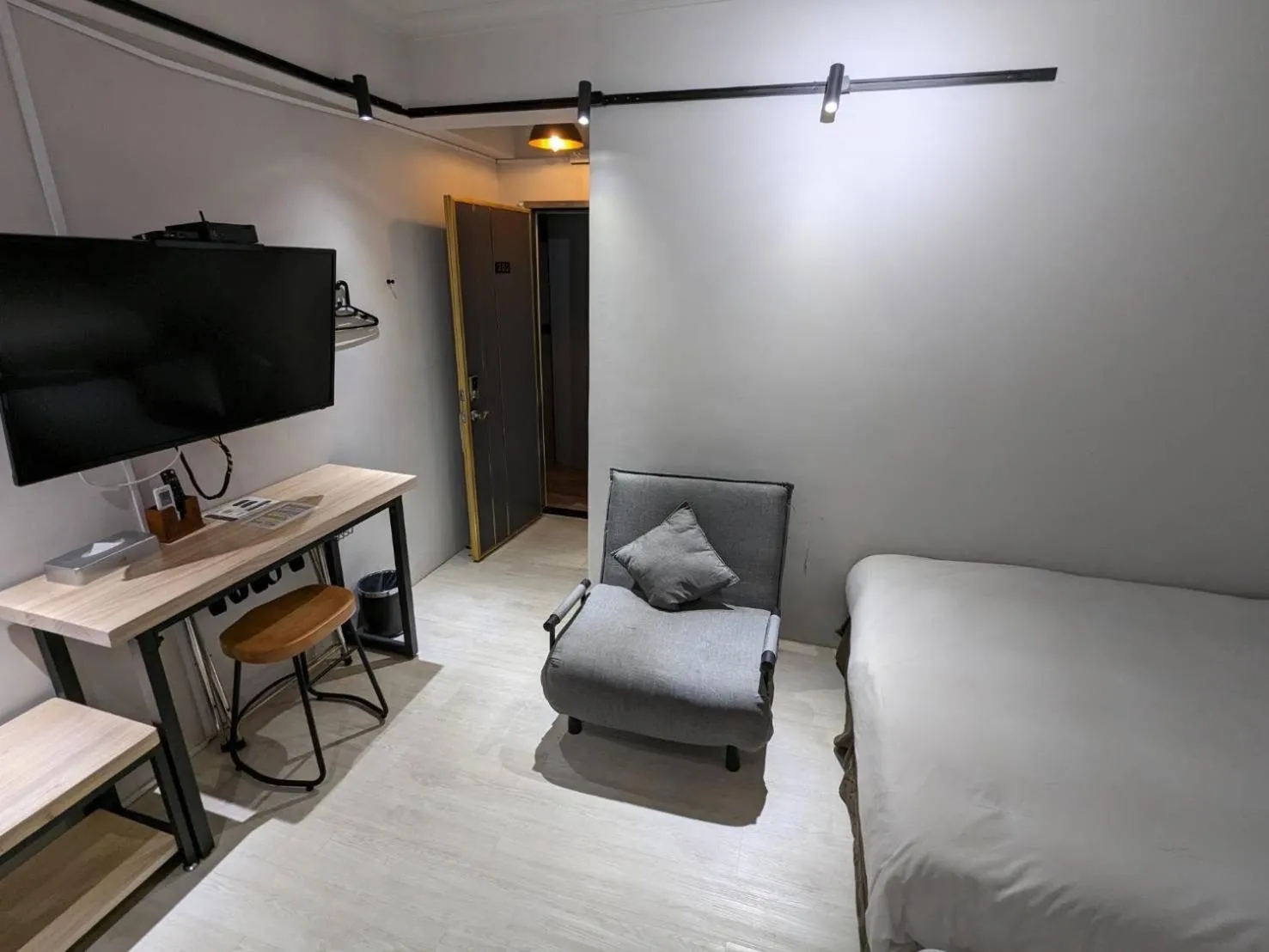 Bed in 亞馨文旅 近東大門夜市 有免費停車場 可自助入住