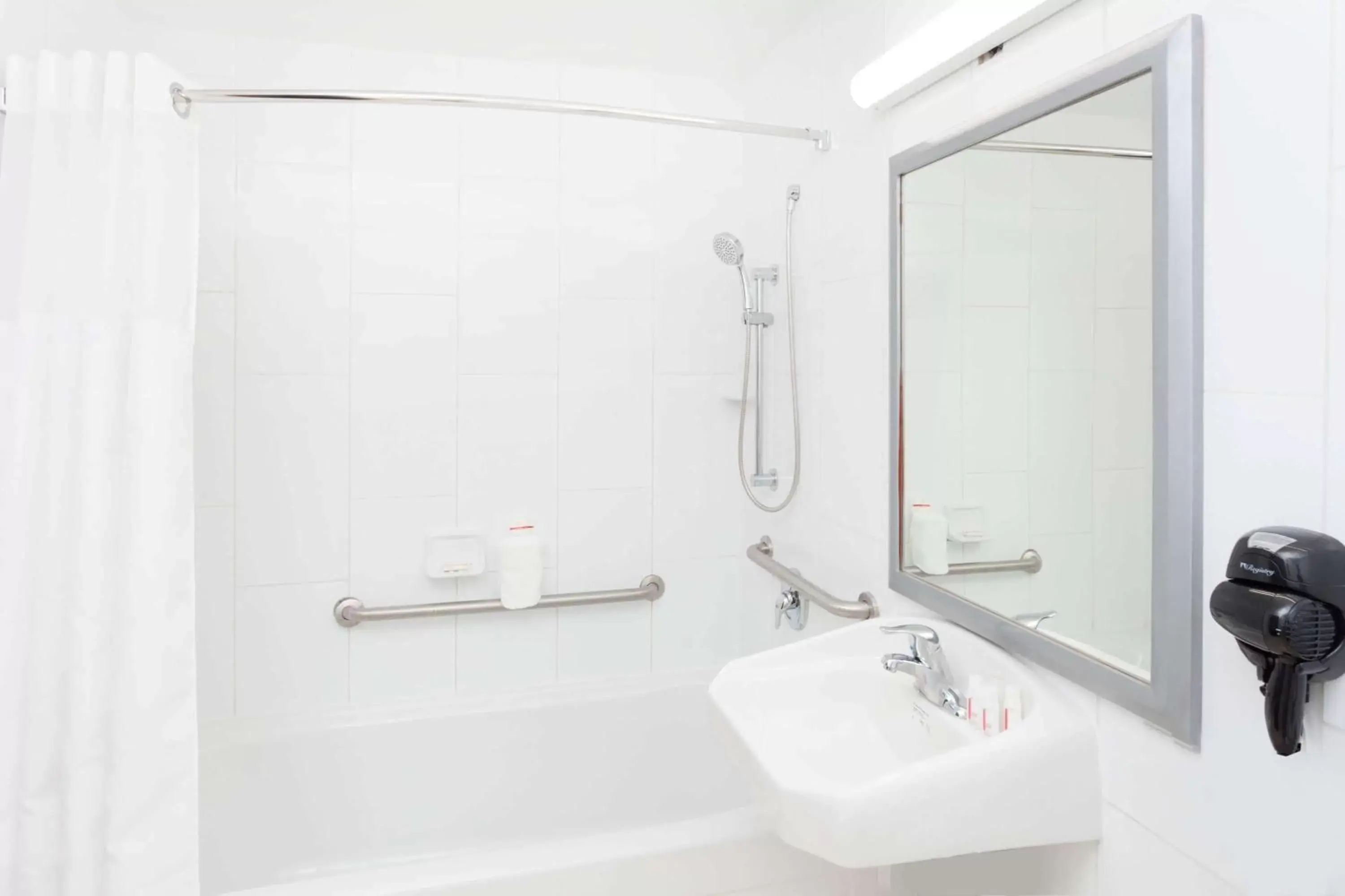 King Room - Disability Access/Non-Smoking in Ramada Plaza by Wyndham Chicago North Shore King Room - Disability Access/Non-Smoking in Ramada Plaza by Wyndham Chicago North Shore