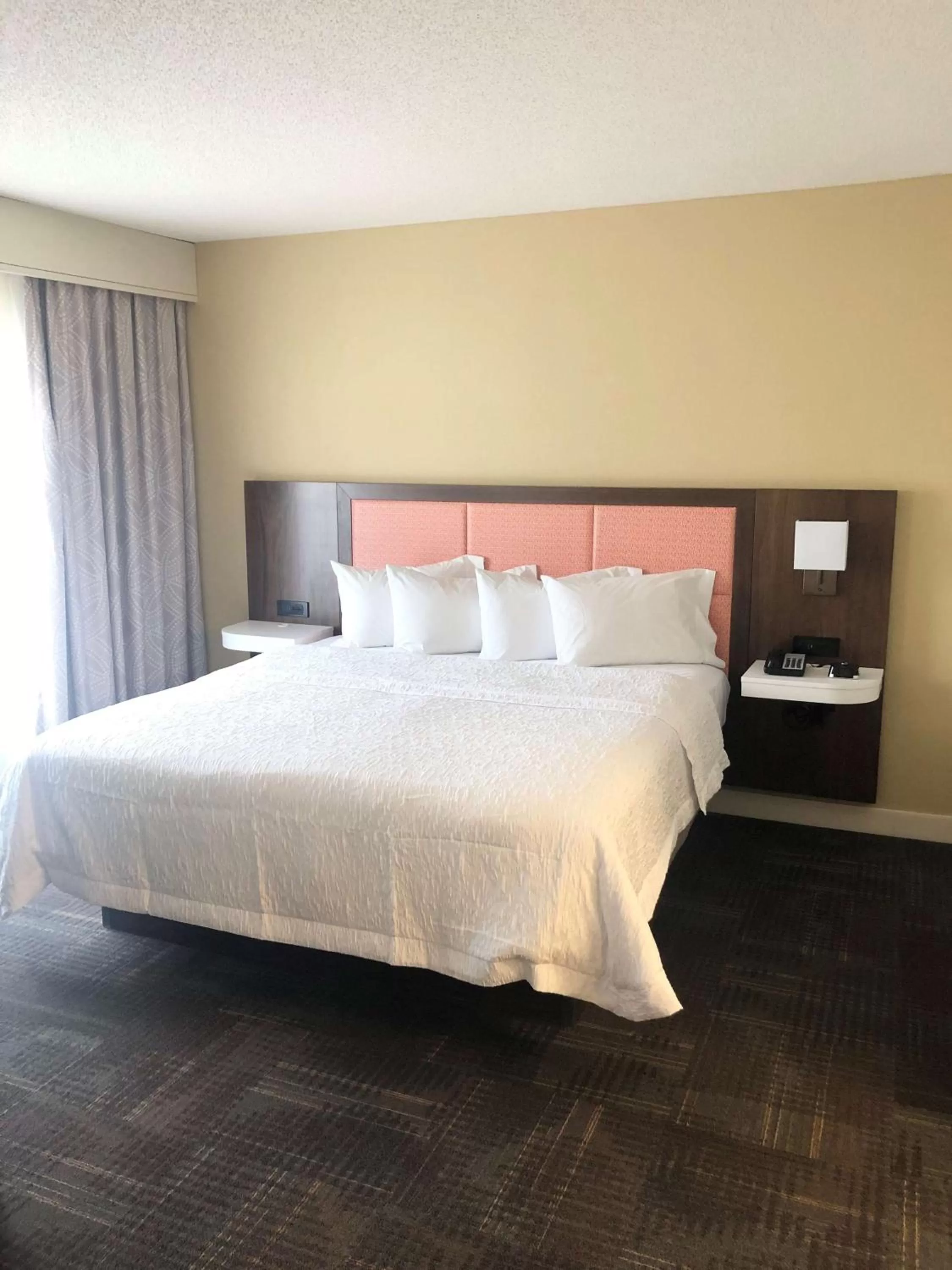 Bed in Hampton Inn & Suites Norfolk-Airport
