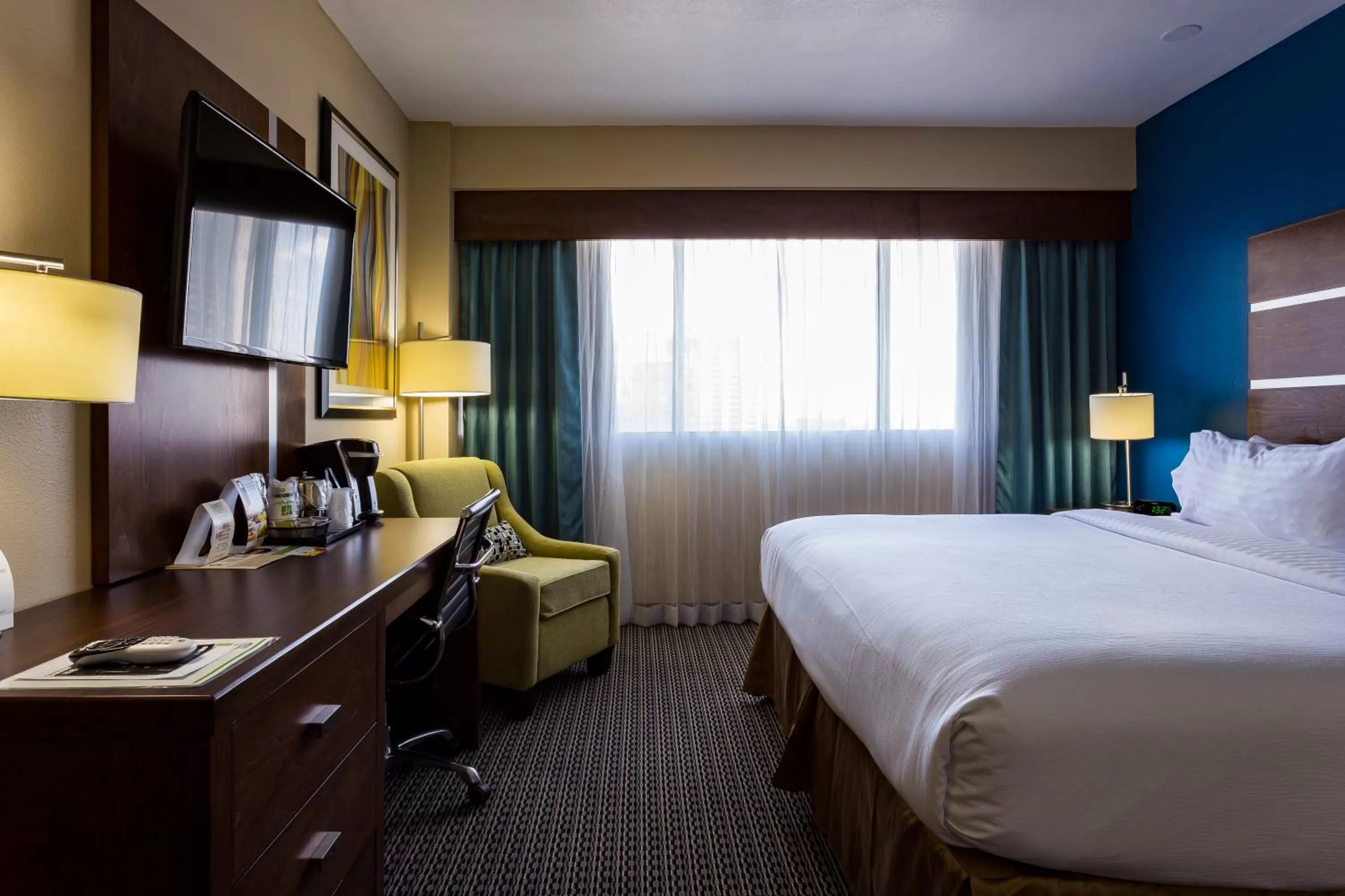 Day, Bed in Holiday Inn Houston Downtown by IHG