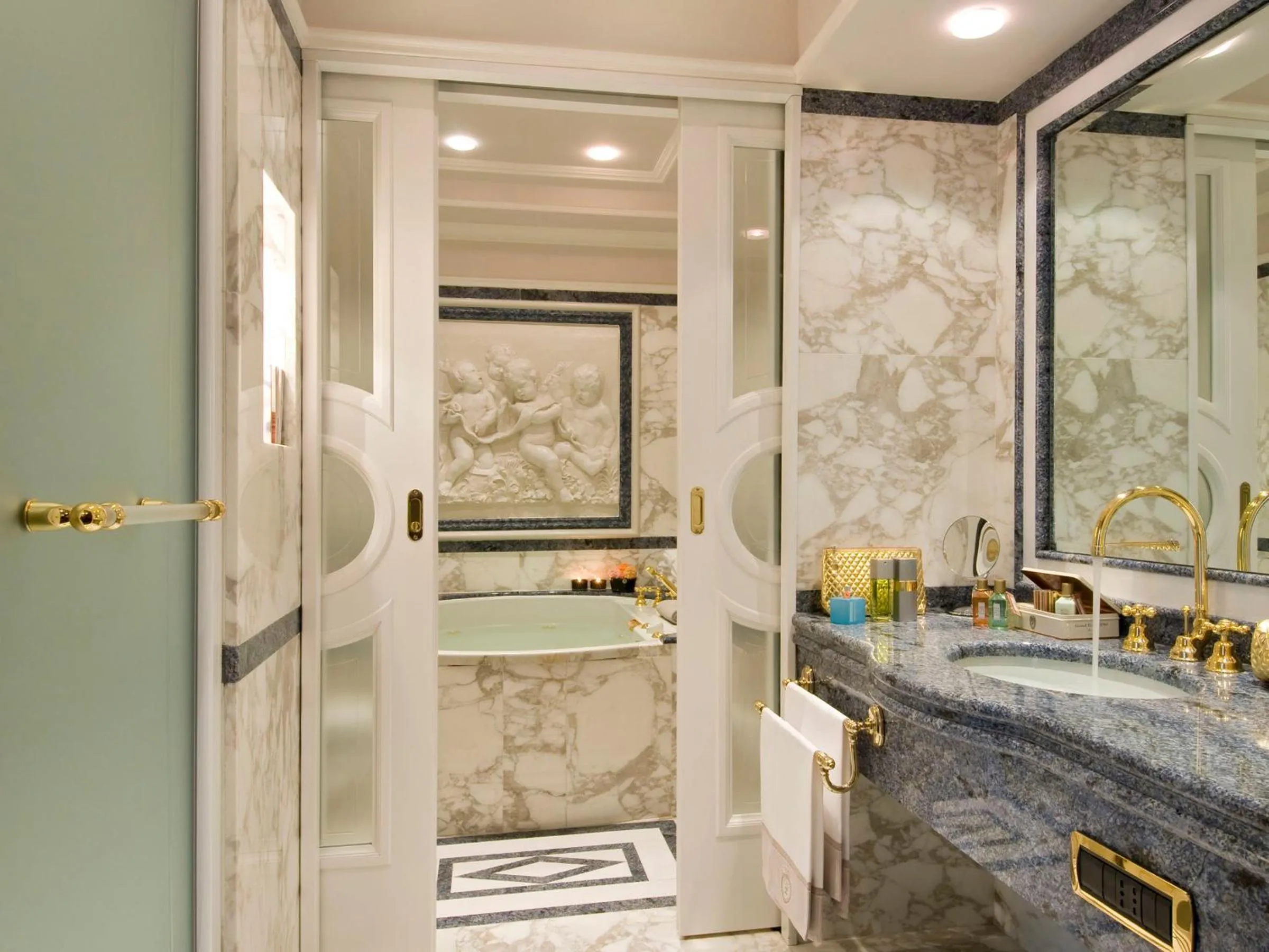 Bathroom in Grand Hotel Dino