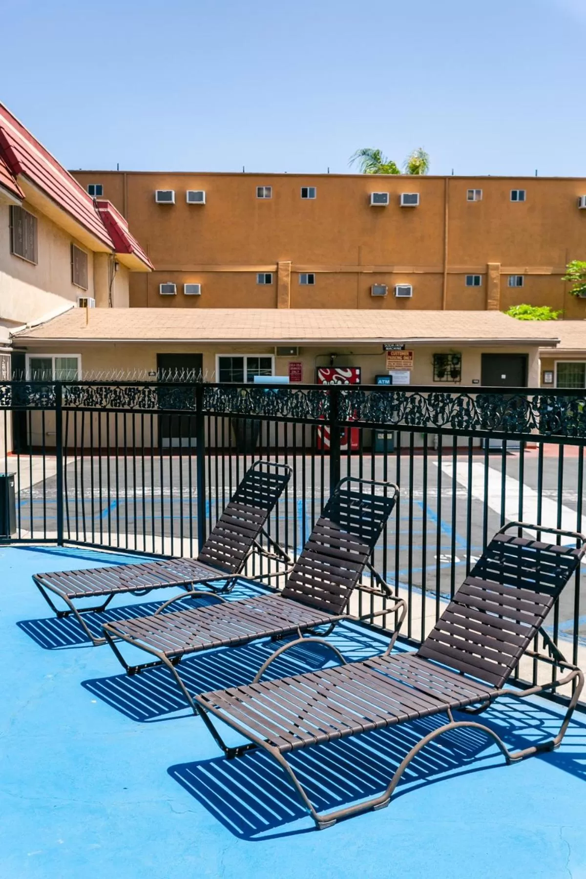 Pool view in Anaheim Discovery Inn and Suites