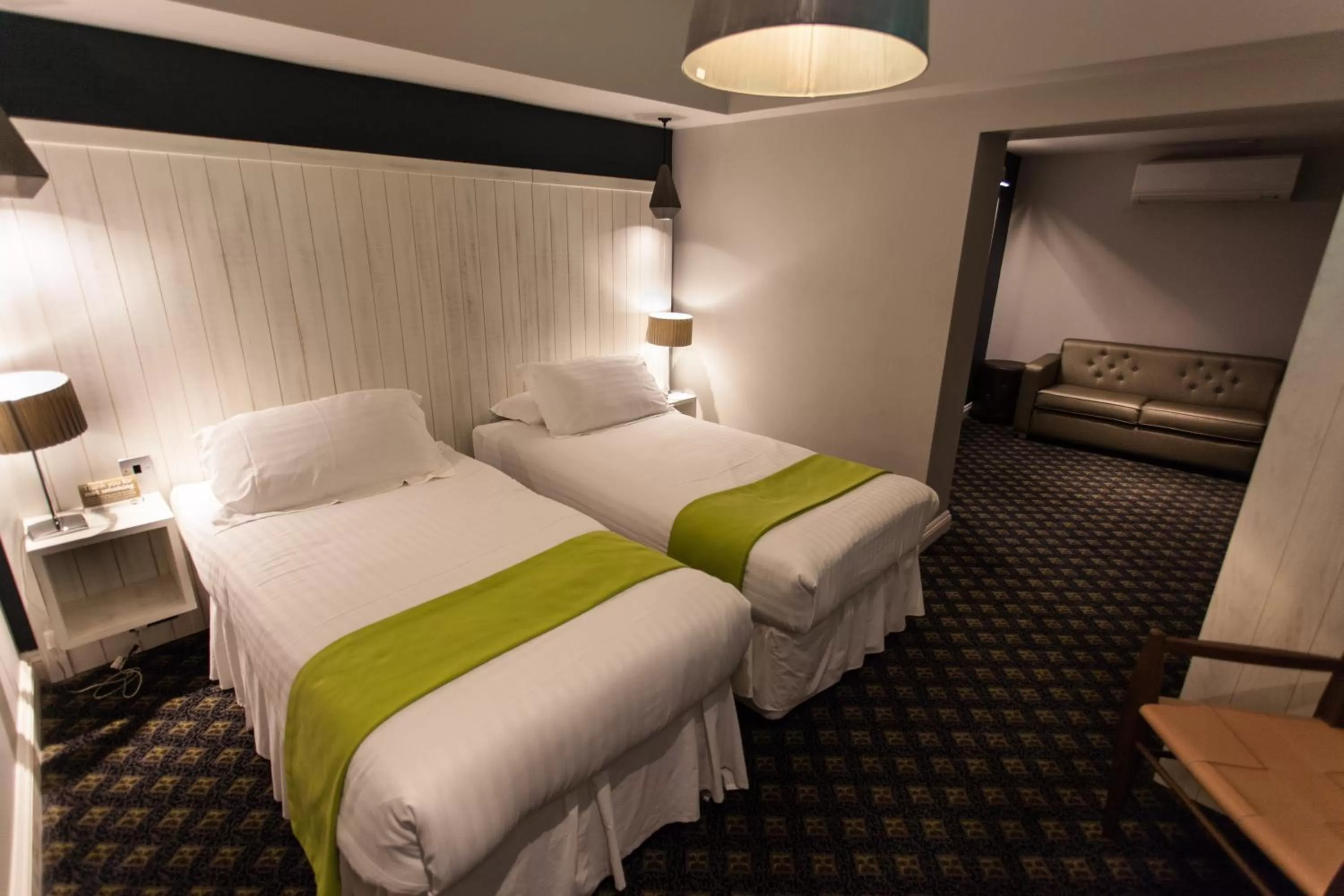 Bedroom, Bed in The King's Head Hotel Wetherspoon