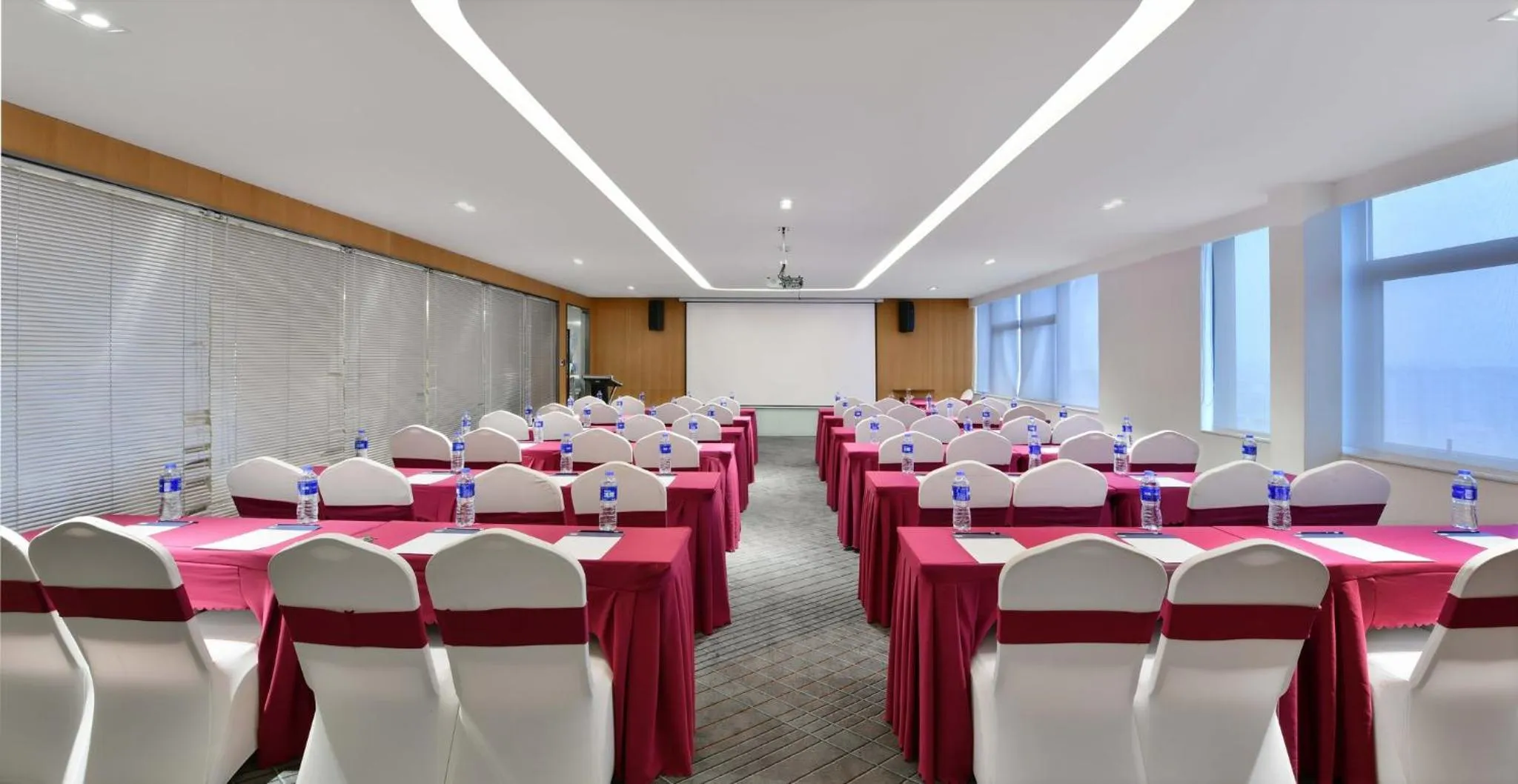 Meeting/conference room in Holiday Inn Express Chengdu North Railway Station by IHG - Near Panda Base, Near Chunxi Road Free laundromat