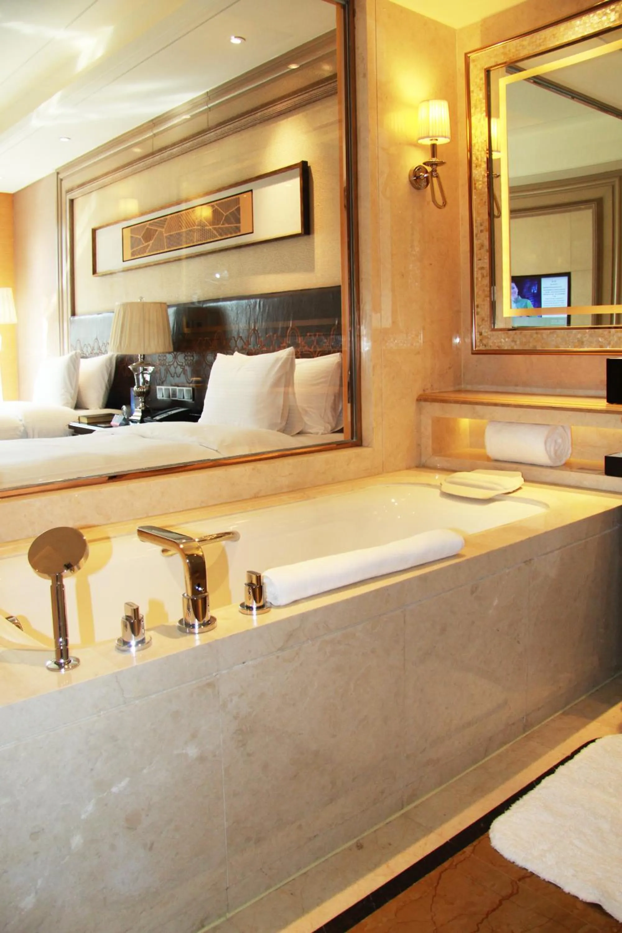 Bathroom, Bed in Wanda Realm Harbin Hotel
