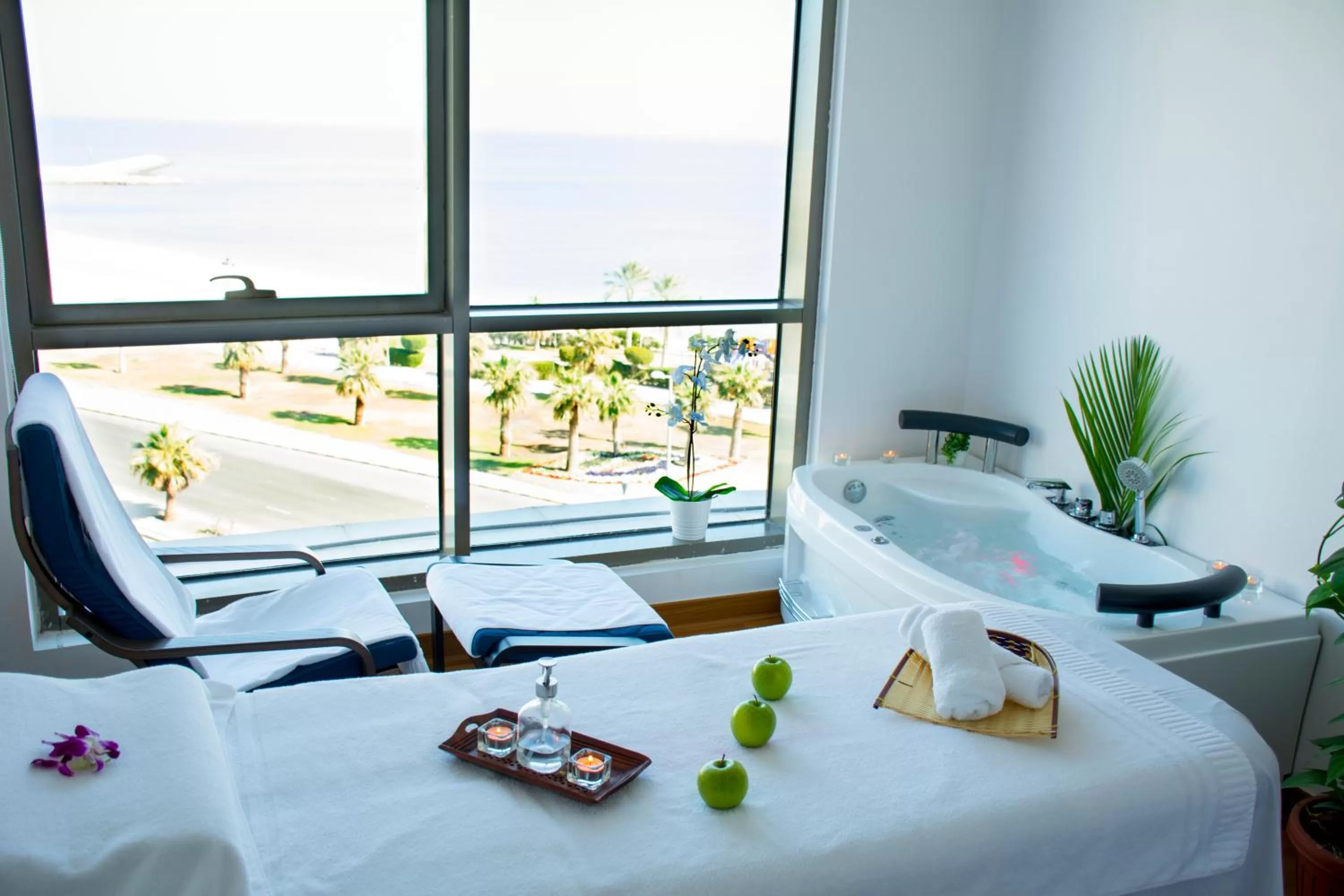 Spa and wellness centre/facilities, Bed in Kuwait Grand Hotel