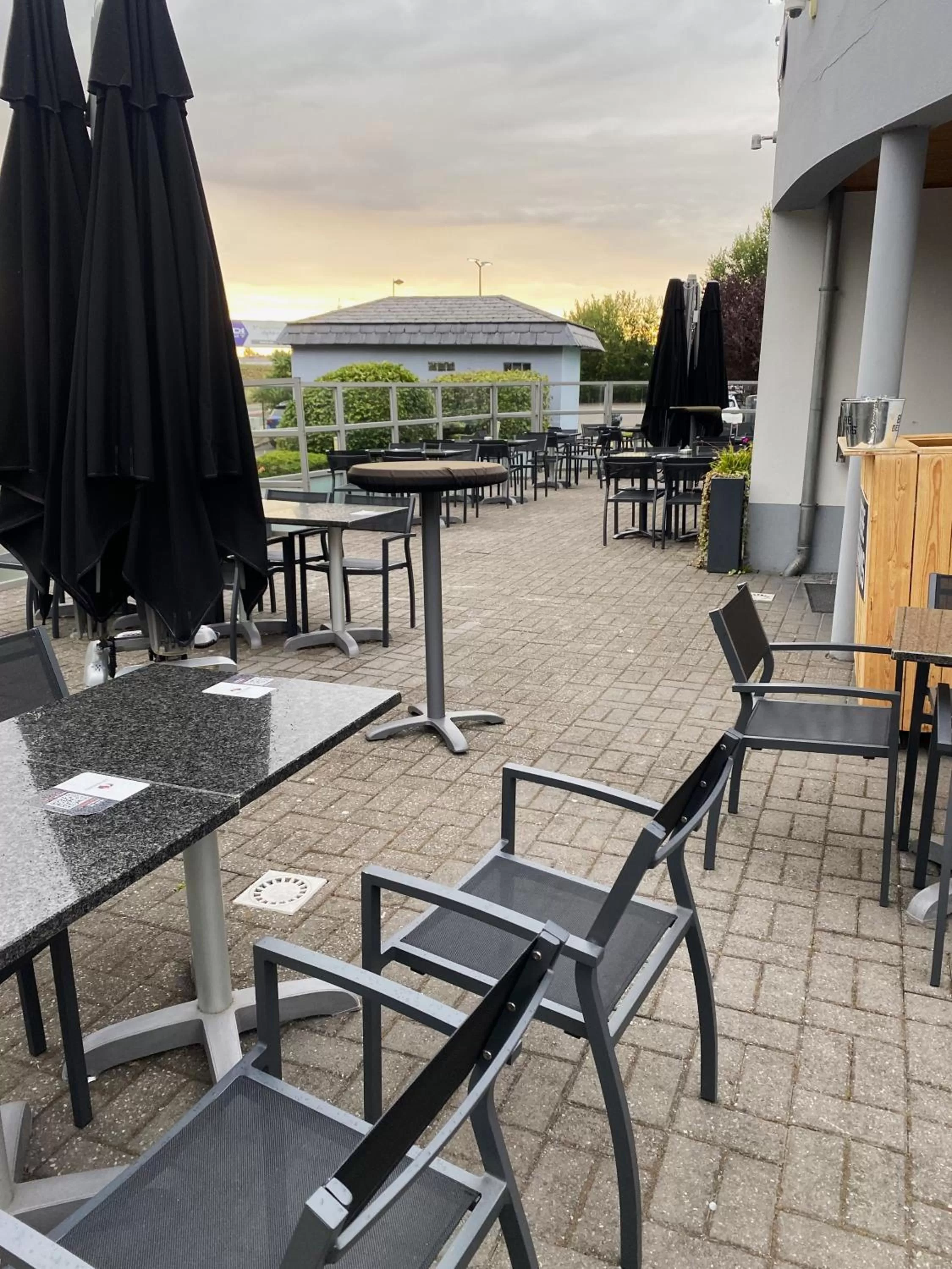 Patio in Ibis Styles Charleroi Airport Aero 44