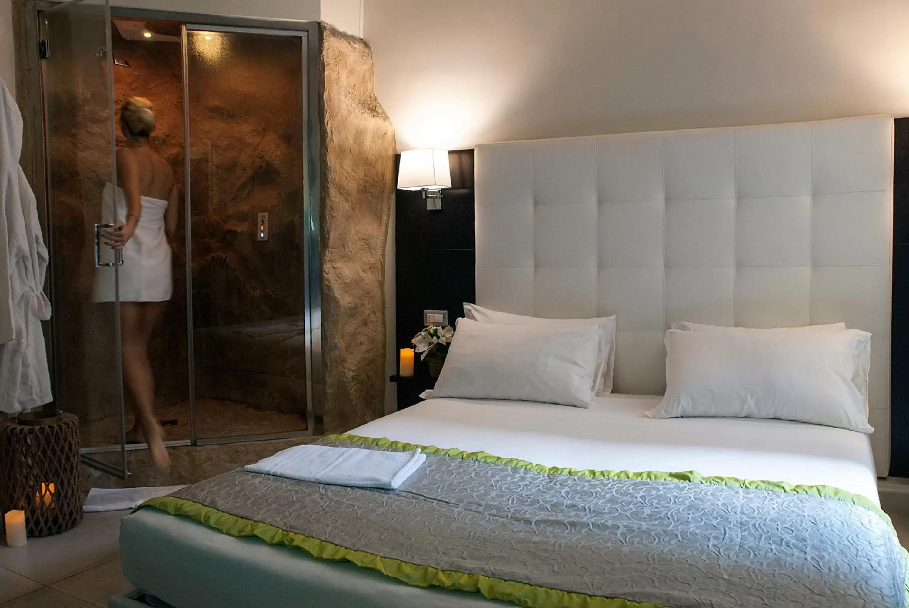 Double Room with Emotional Shower in Roman Holidays Boutique Hotel Double Room with Emotional Shower in Roman Holidays Boutique Hotel