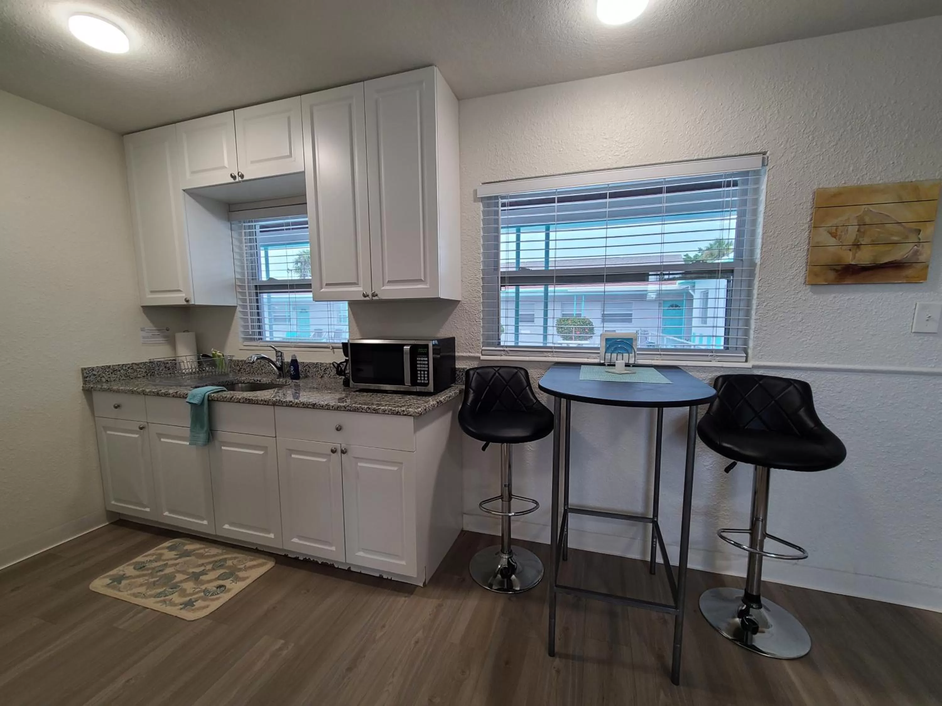 Kitchen or kitchenette in Sun Island Motel