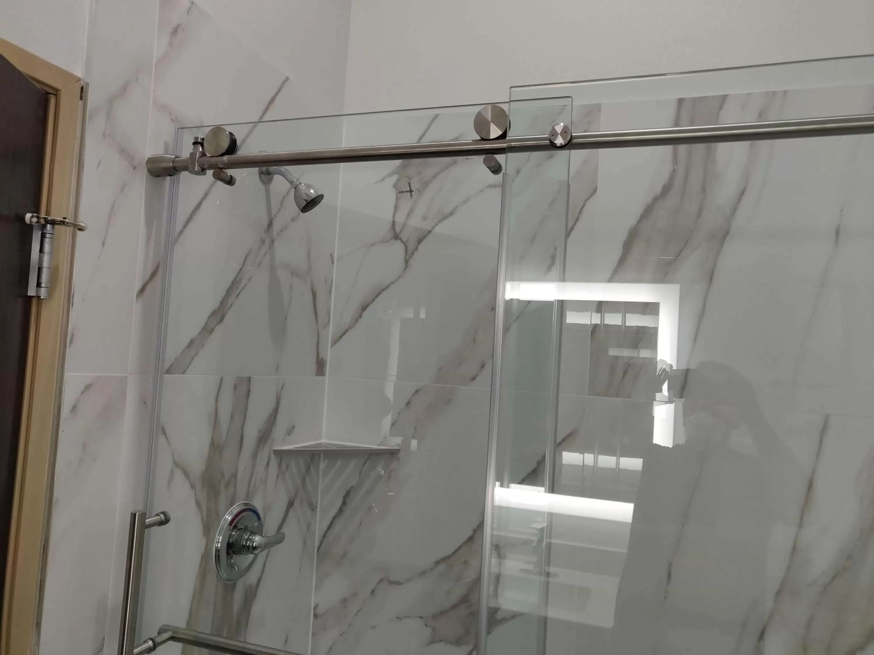 Photo of the whole room in Studio 6 Katy, Tx