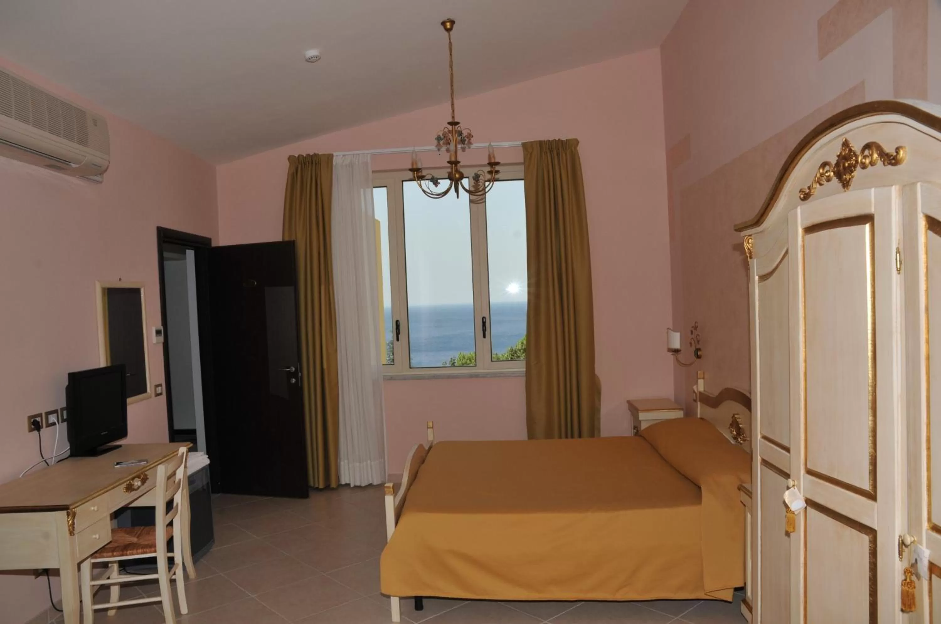 Photo of the whole room in Hotel Scilla