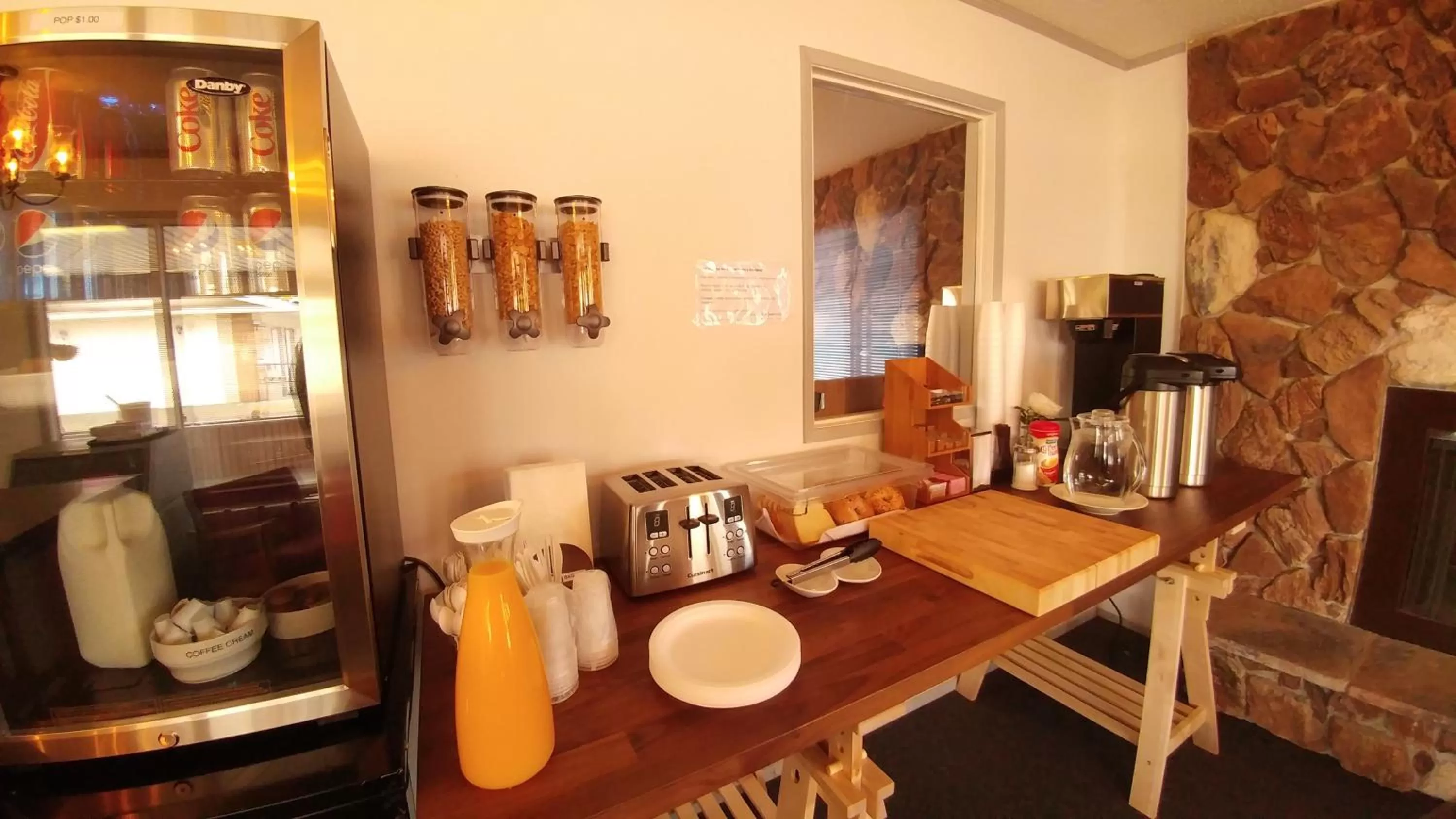 Coffee/tea facilities in Howard Johnson by Wyndham Edson