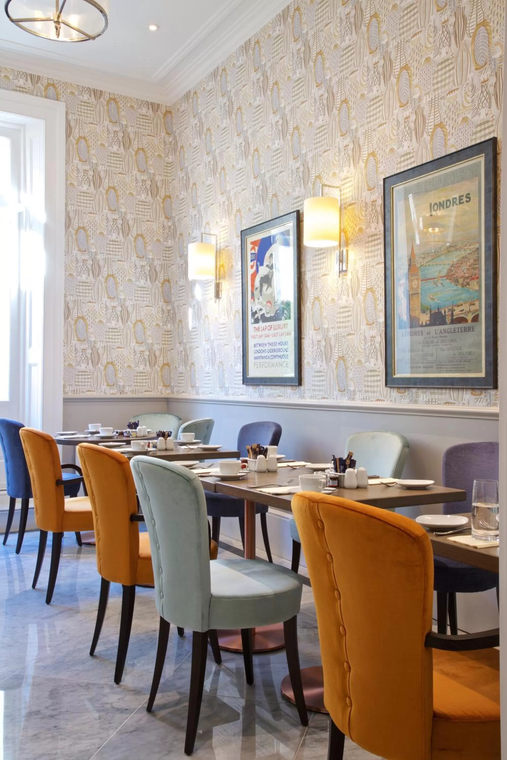 Restaurant/places to eat in 54 Queen's Gate Hotel