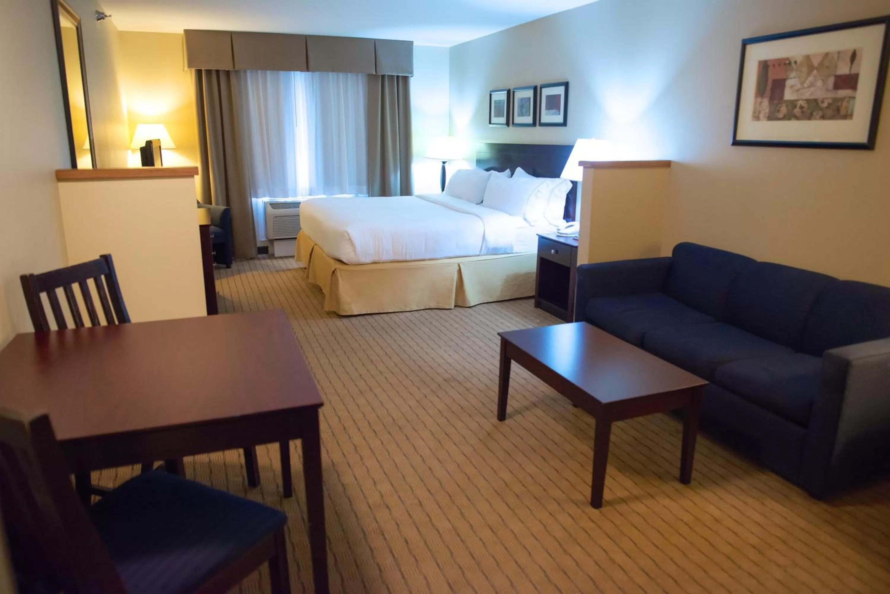 Photo of the whole room, Bed in Holiday Inn Express Devils Lake by IHG