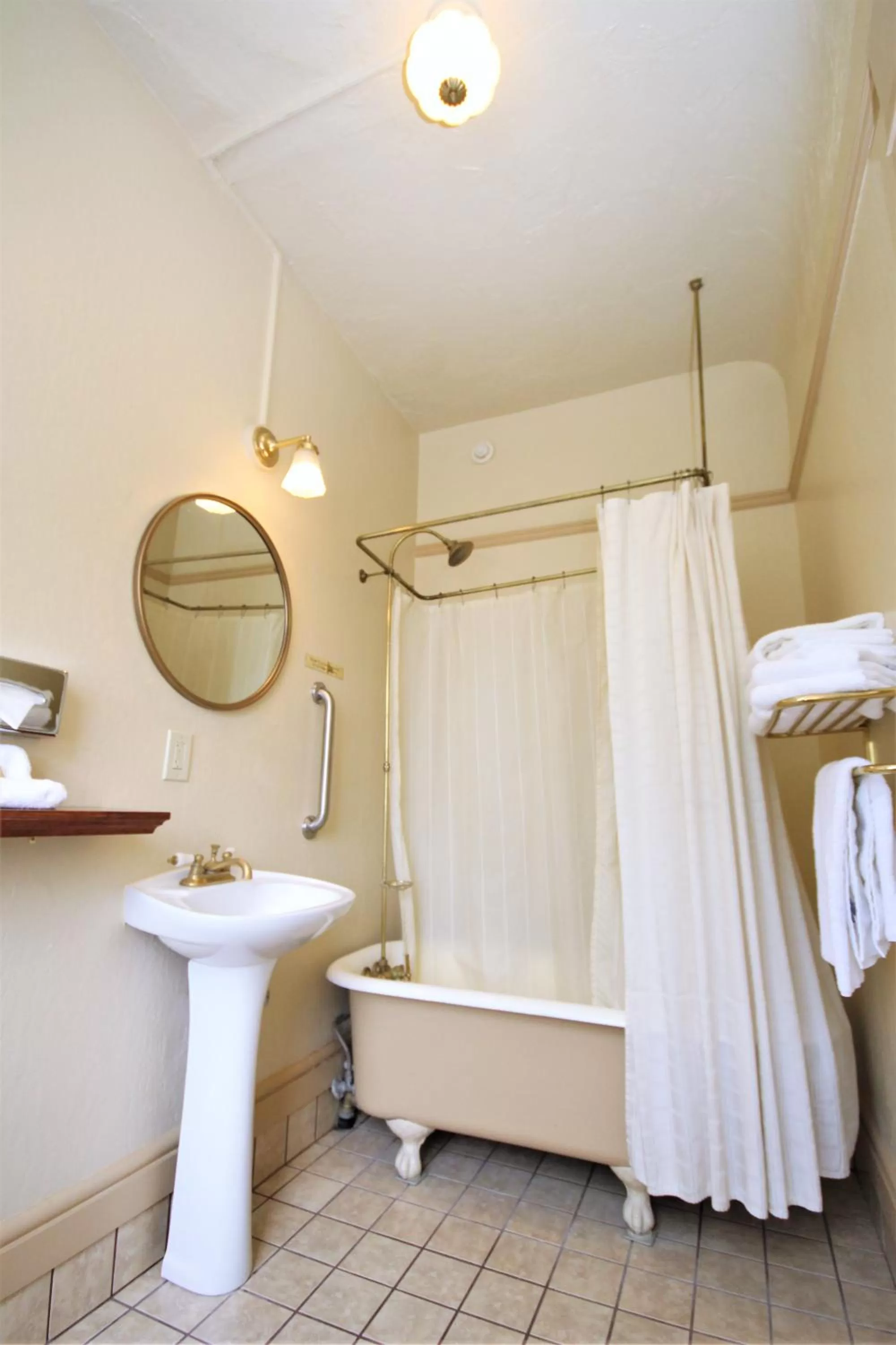 Bathroom in Hotel Arcata