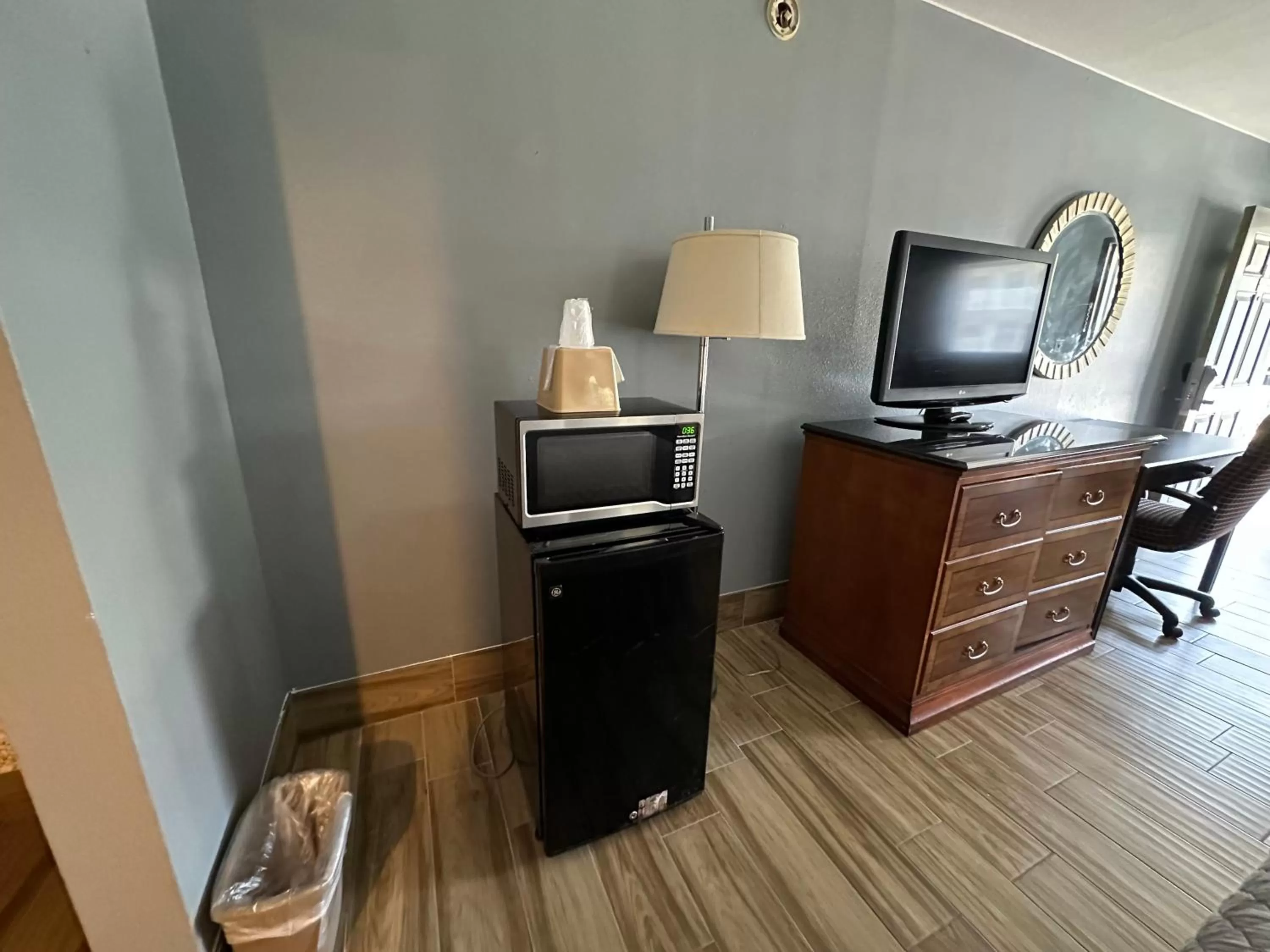 TV and multimedia in HillView Inn at Six Flags Fiesta