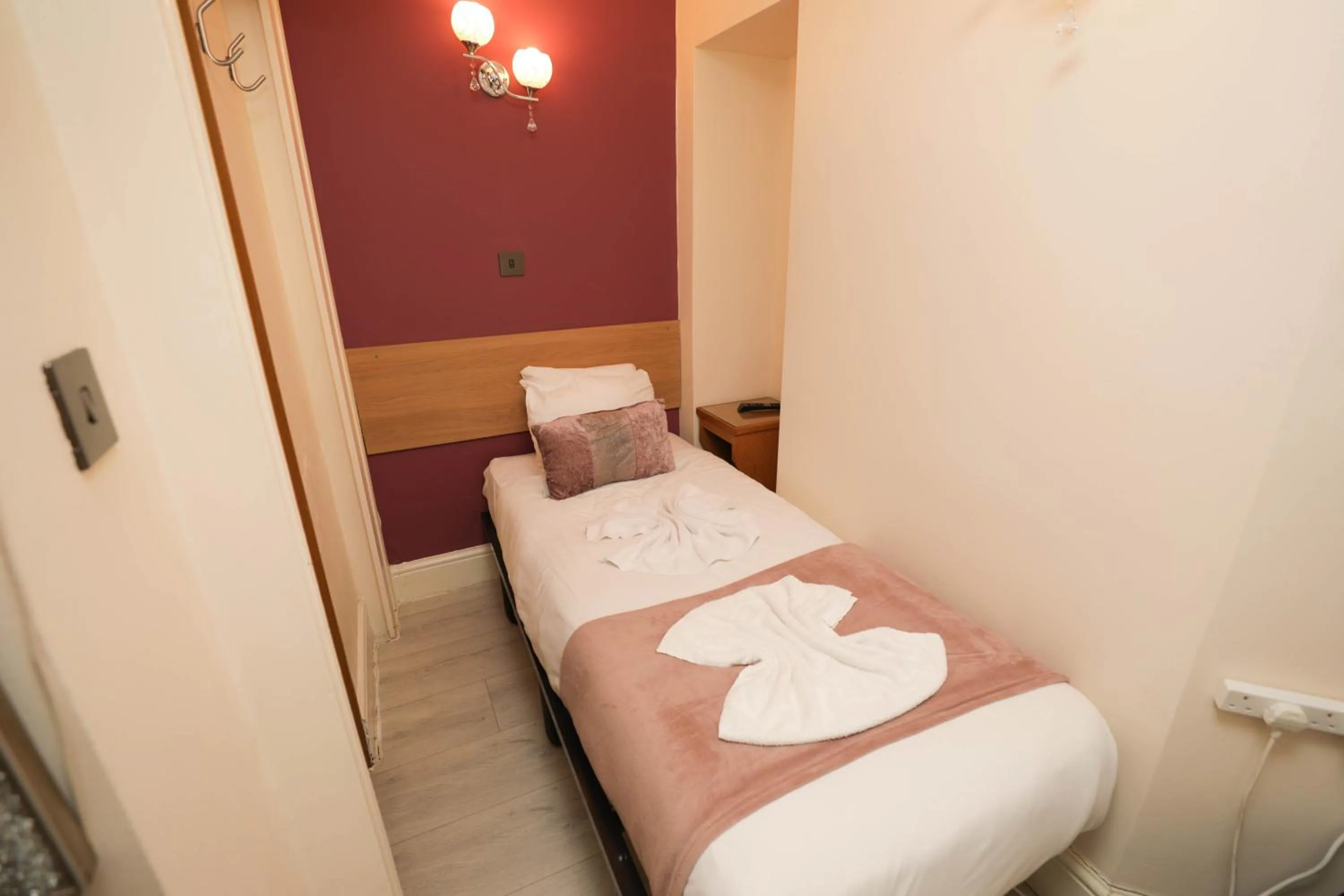 Bedroom, Bed in Holland Inn Hotel