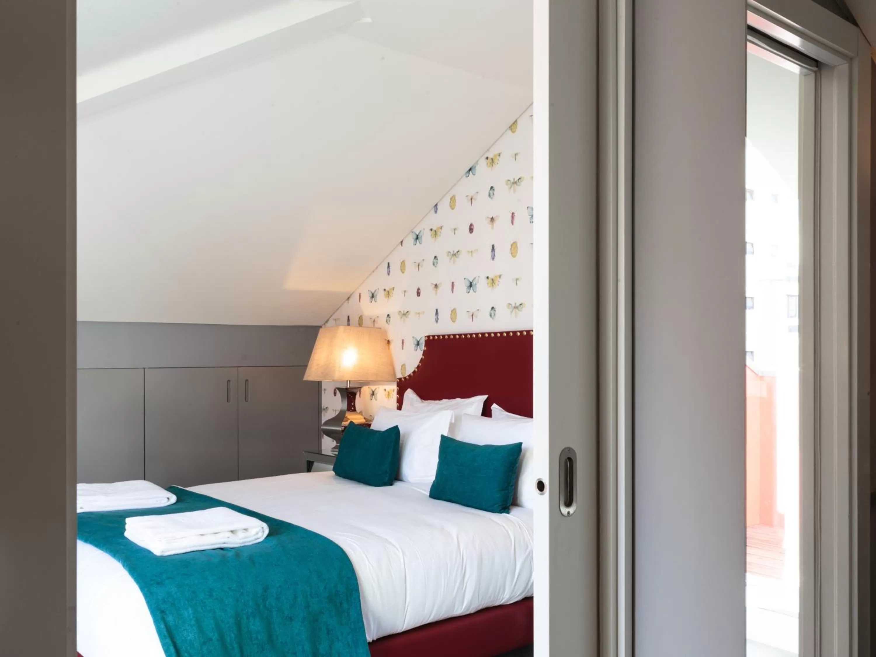 Photo of the whole room, Bed in Dear Lisbon - Gallery House