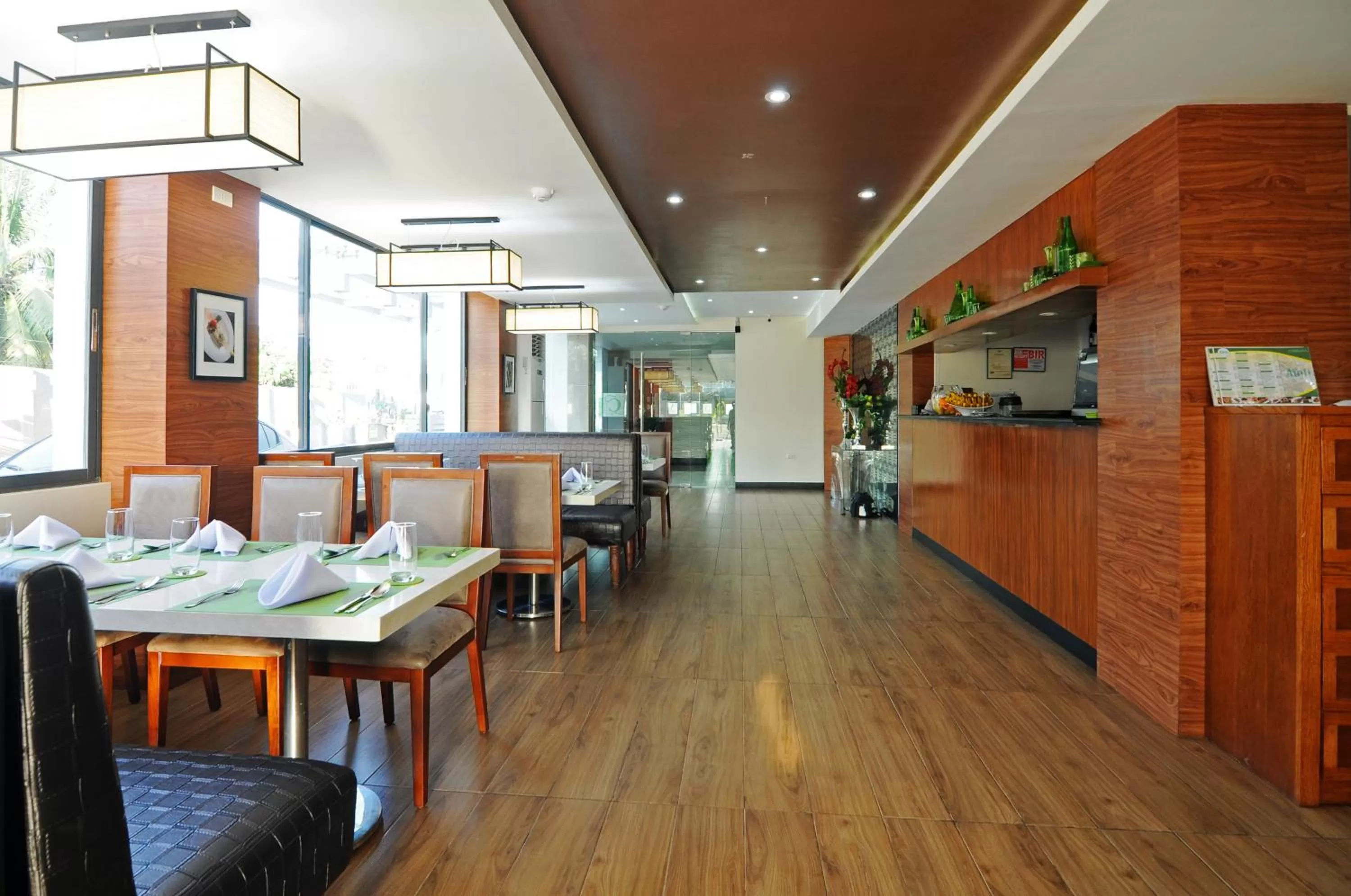 Restaurant/places to eat in 717 Cesar Place Hotel