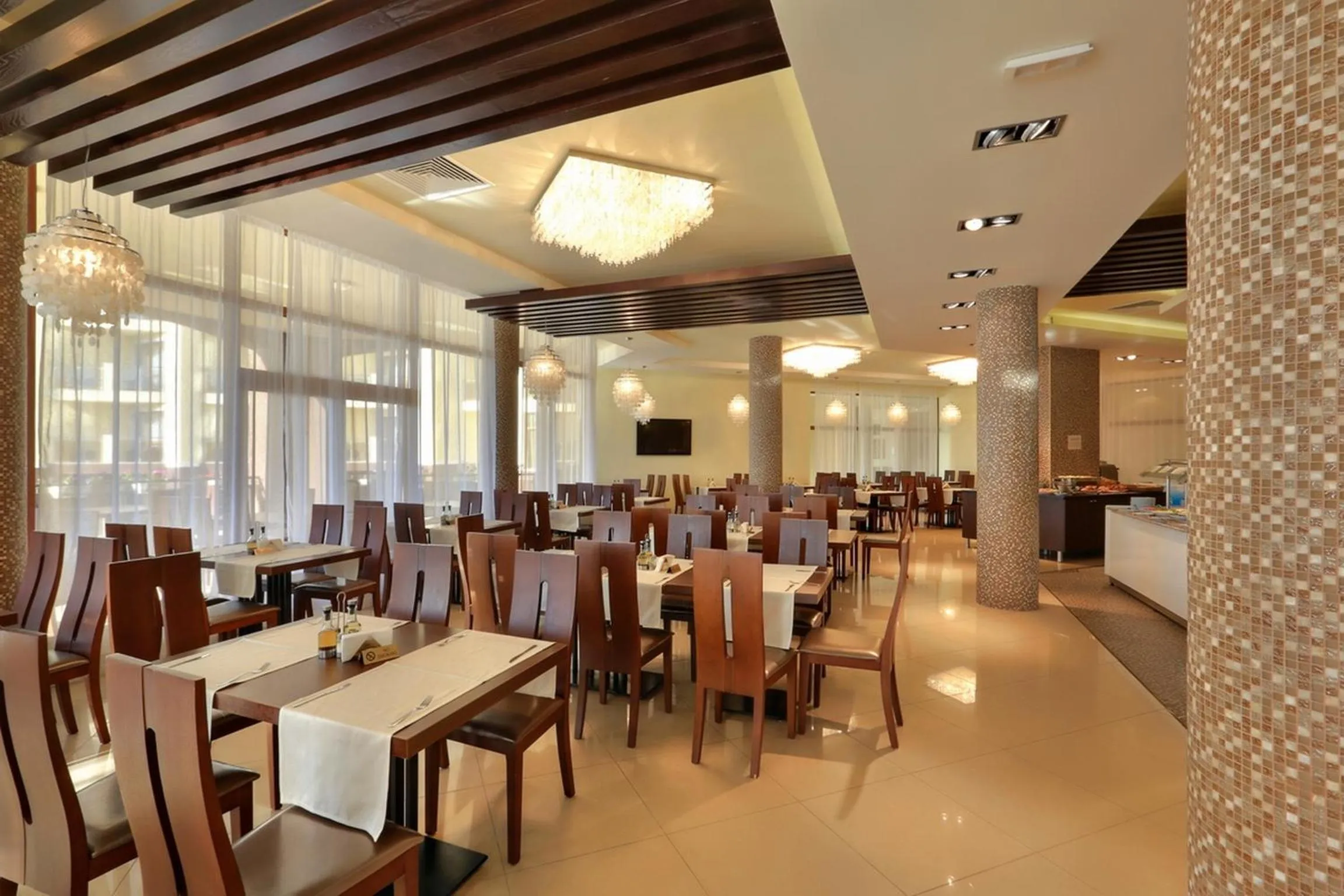 Restaurant/places to eat in Apart Hotel Golden Line