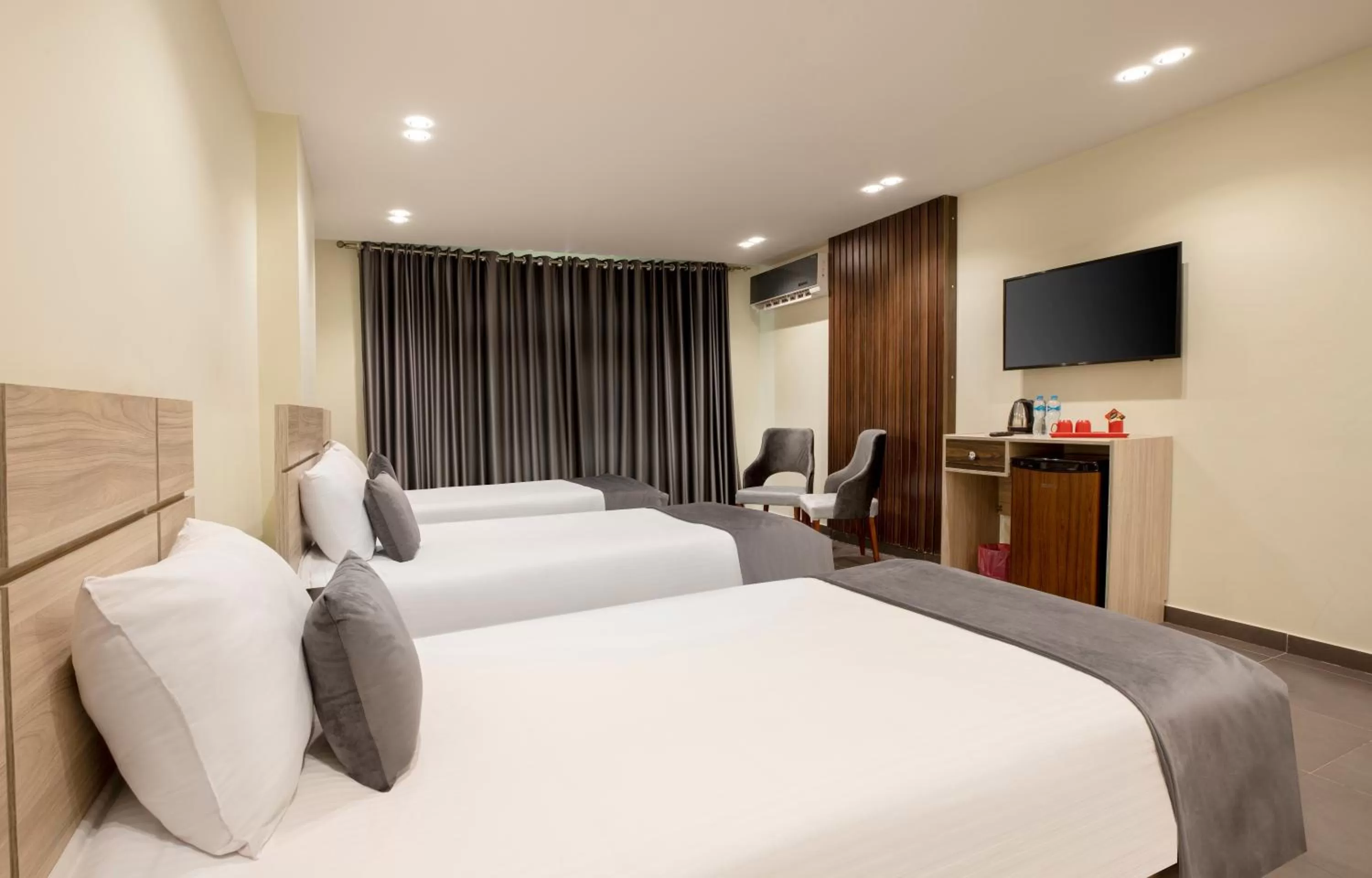 Communal lounge/ TV room, Bed in Brothers Pyramids View