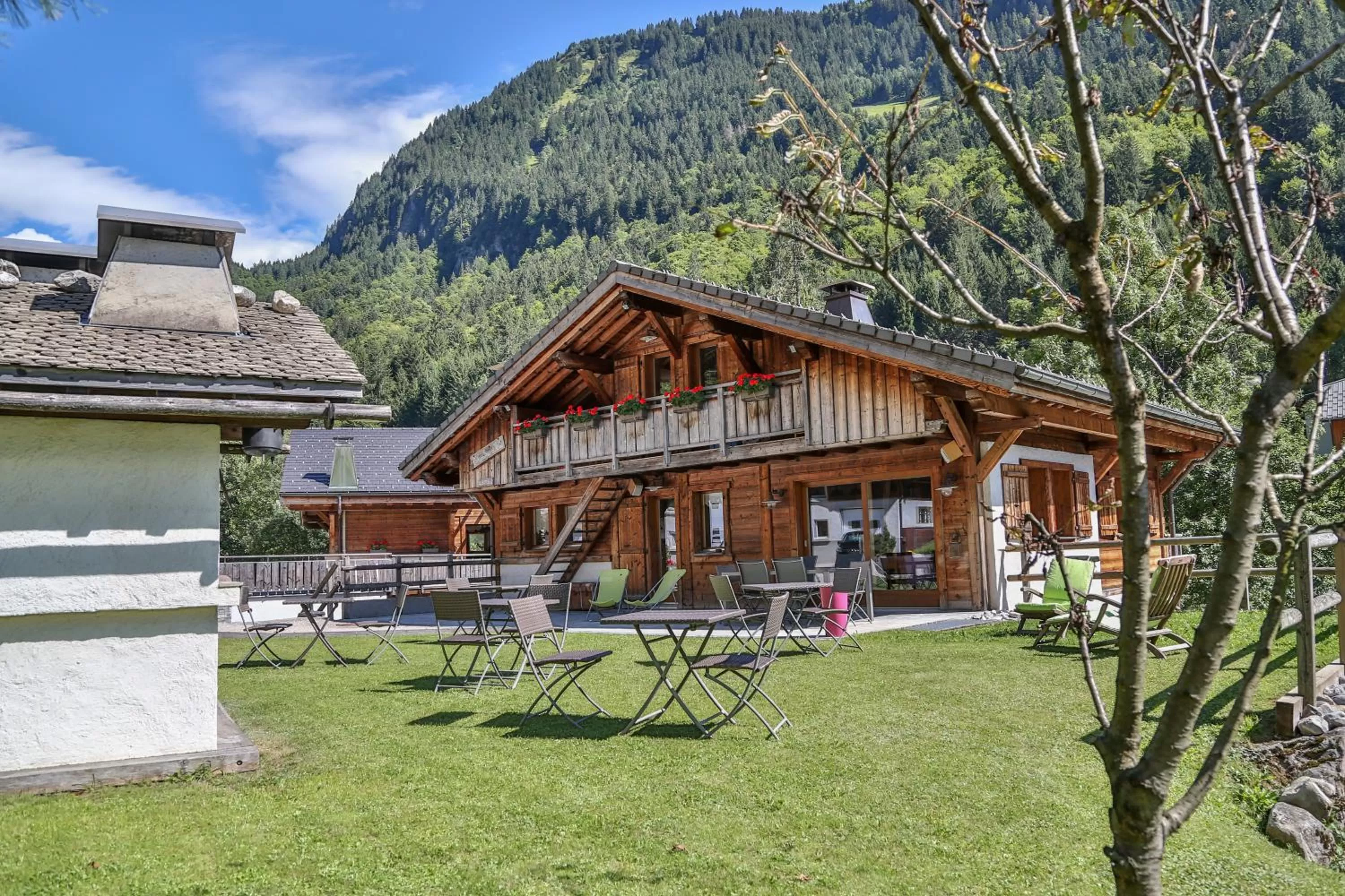 Property Building in Bed and Breakfast Chalet Manava