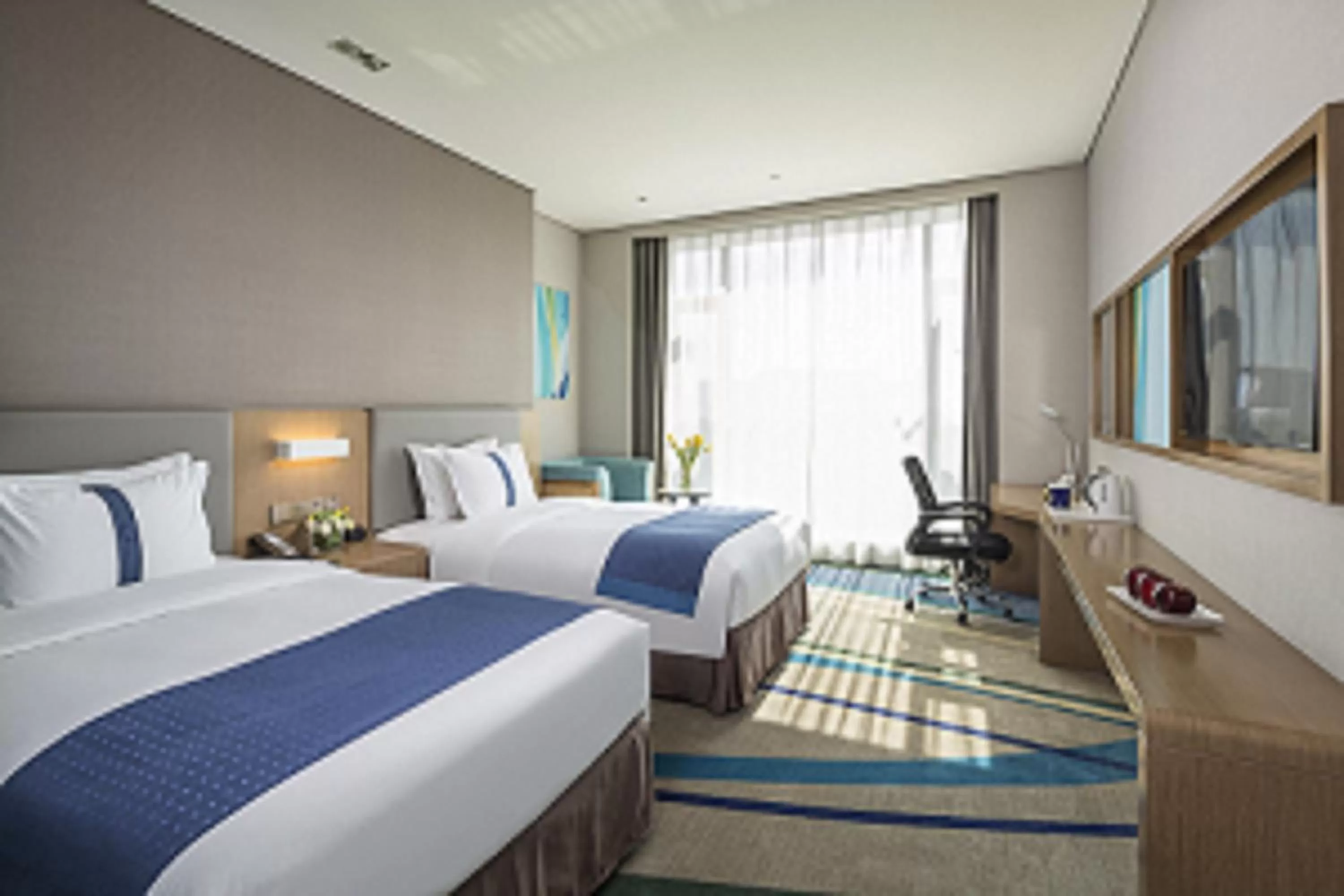 Photo of the whole room, Bed in Holiday Inn Express Hangzhou East Station by IHG
