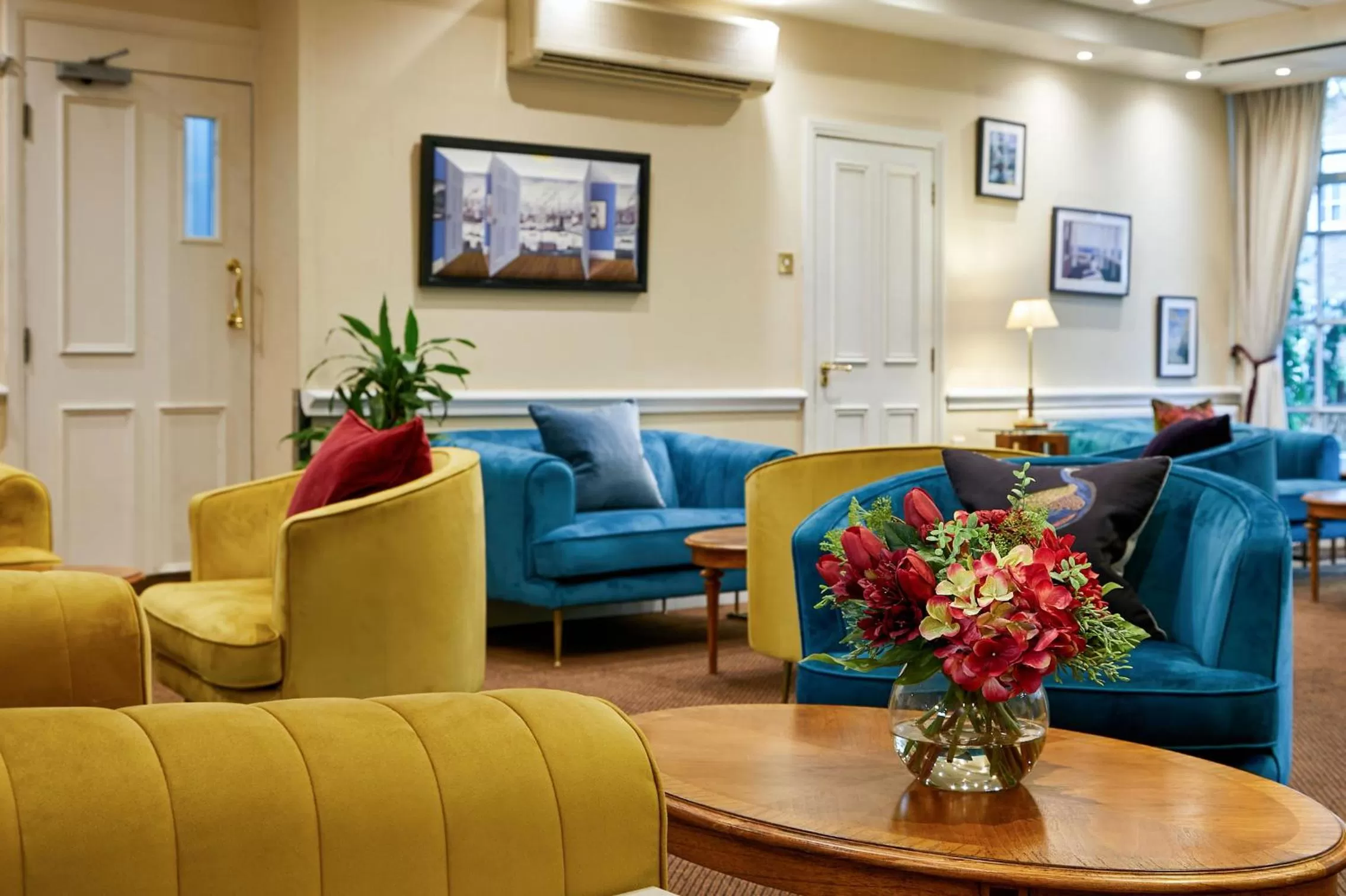 Lounge or bar in The Royal Adelaide Hotel