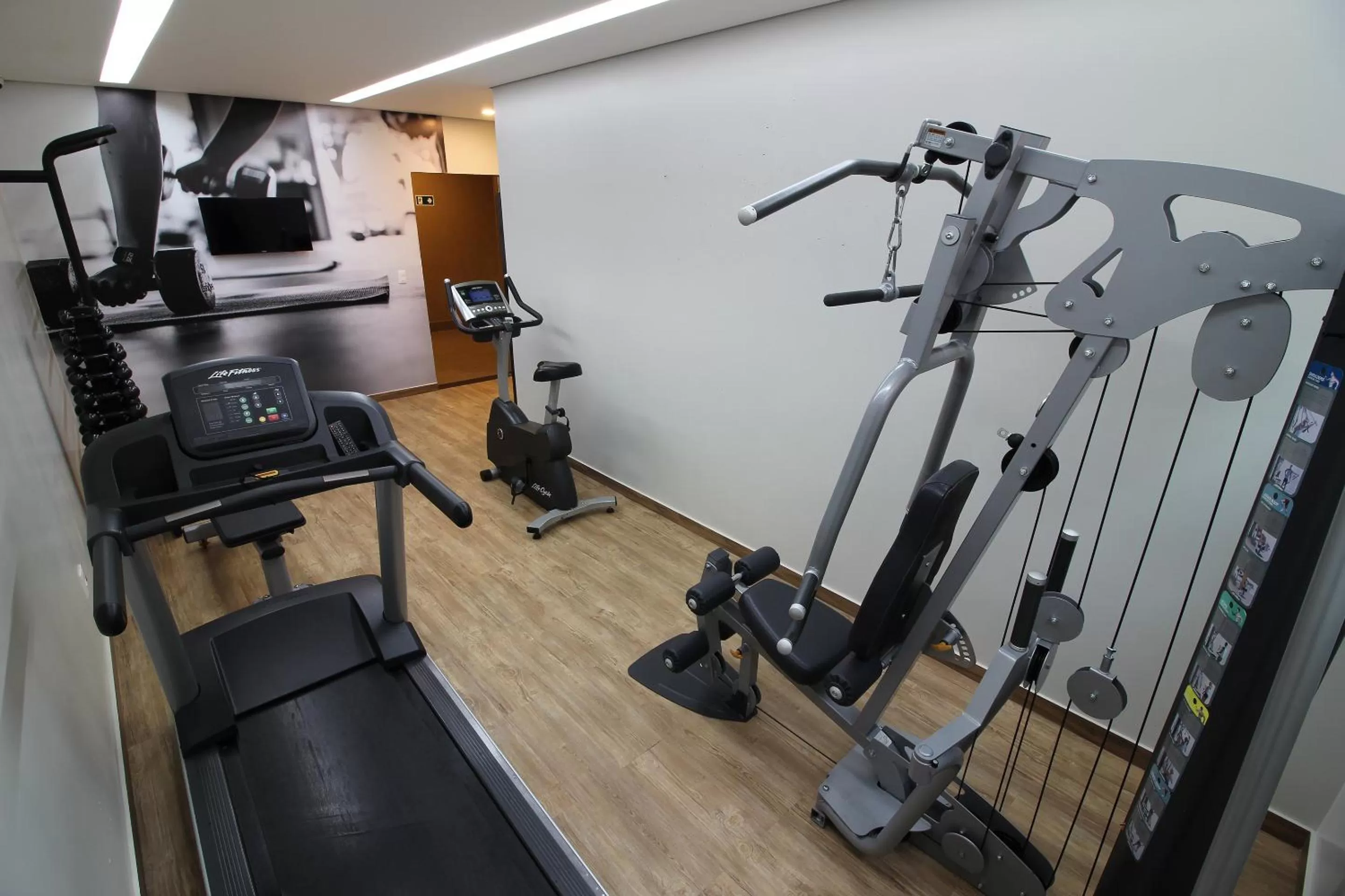 Fitness centre/facilities in Impar Suites Barao de Cocais