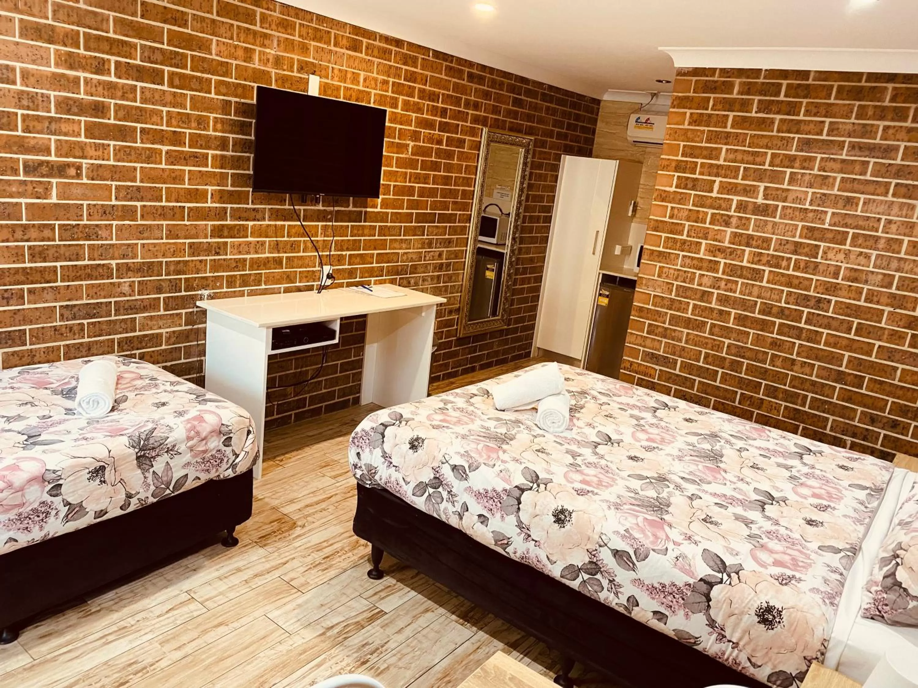 Bedroom, Bed in Buccaneer Motel