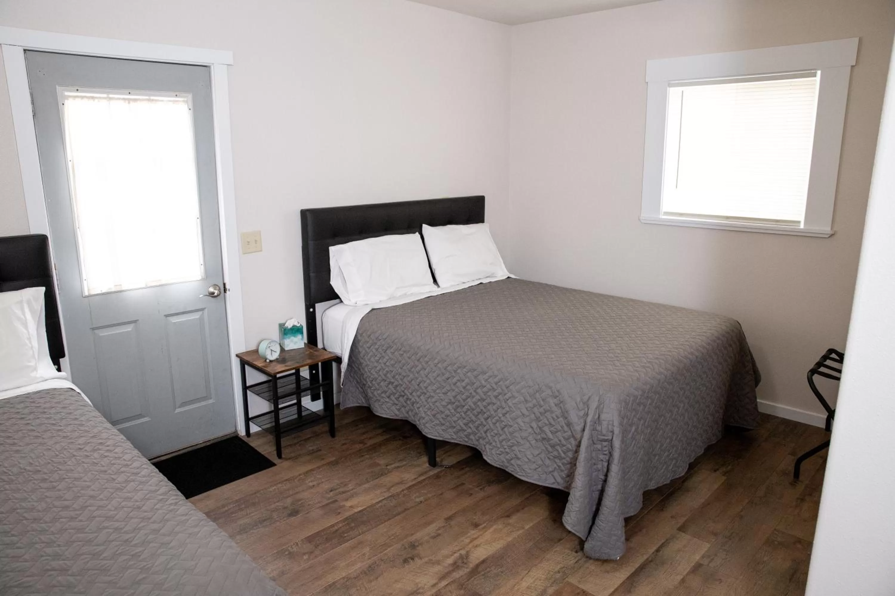 Bedroom, Bed in East Side Motel & Cabins